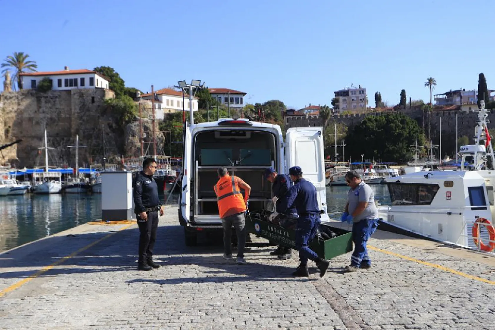 Üzerinden Kimlik Çıkmayan 15-18 Yaşlarındaki Genç Kız Denizde Ölü Bulundu
