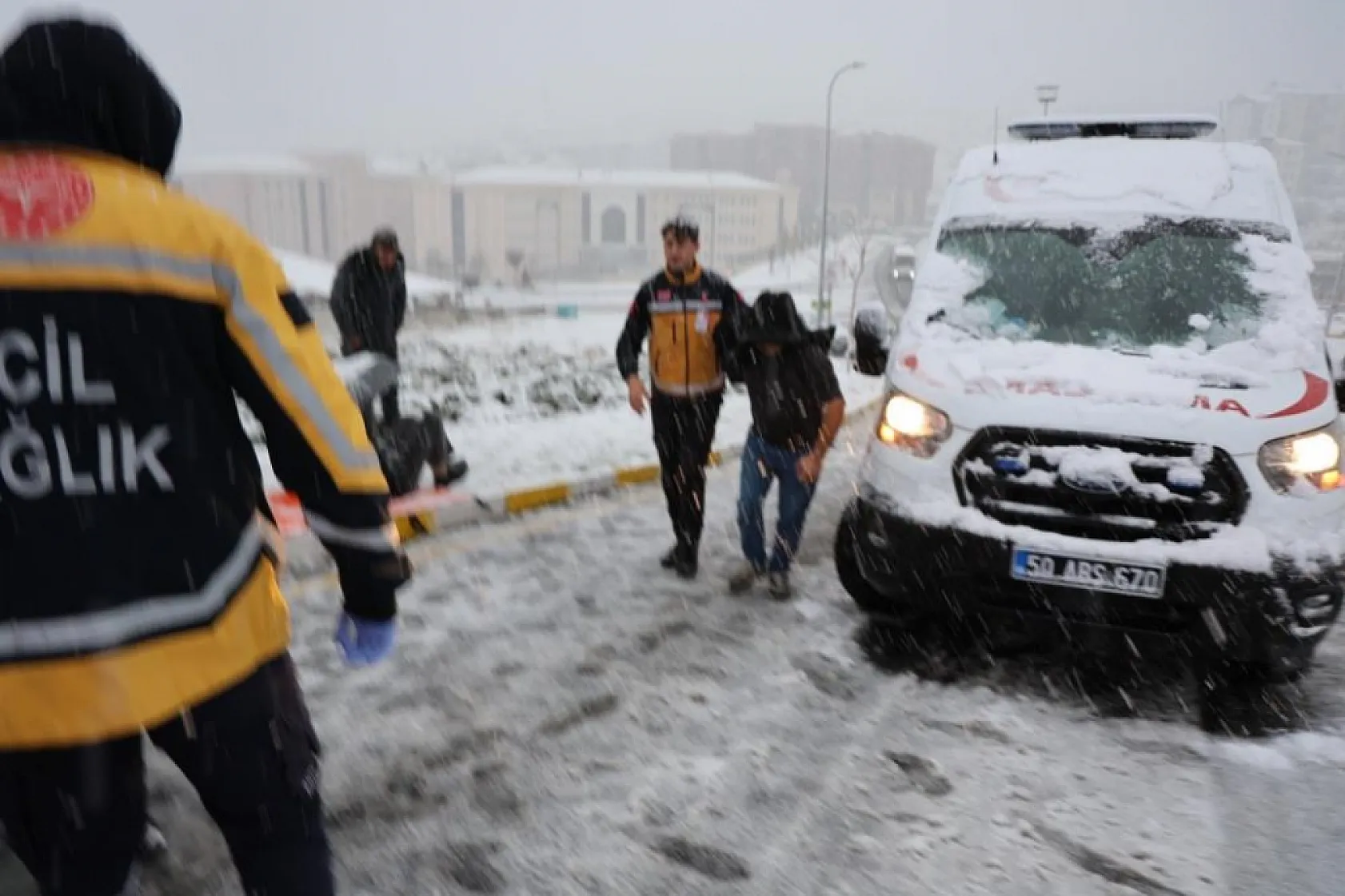 Kaza sonrası sağlık ekiplerini şemsiye ile yatarak bekledi