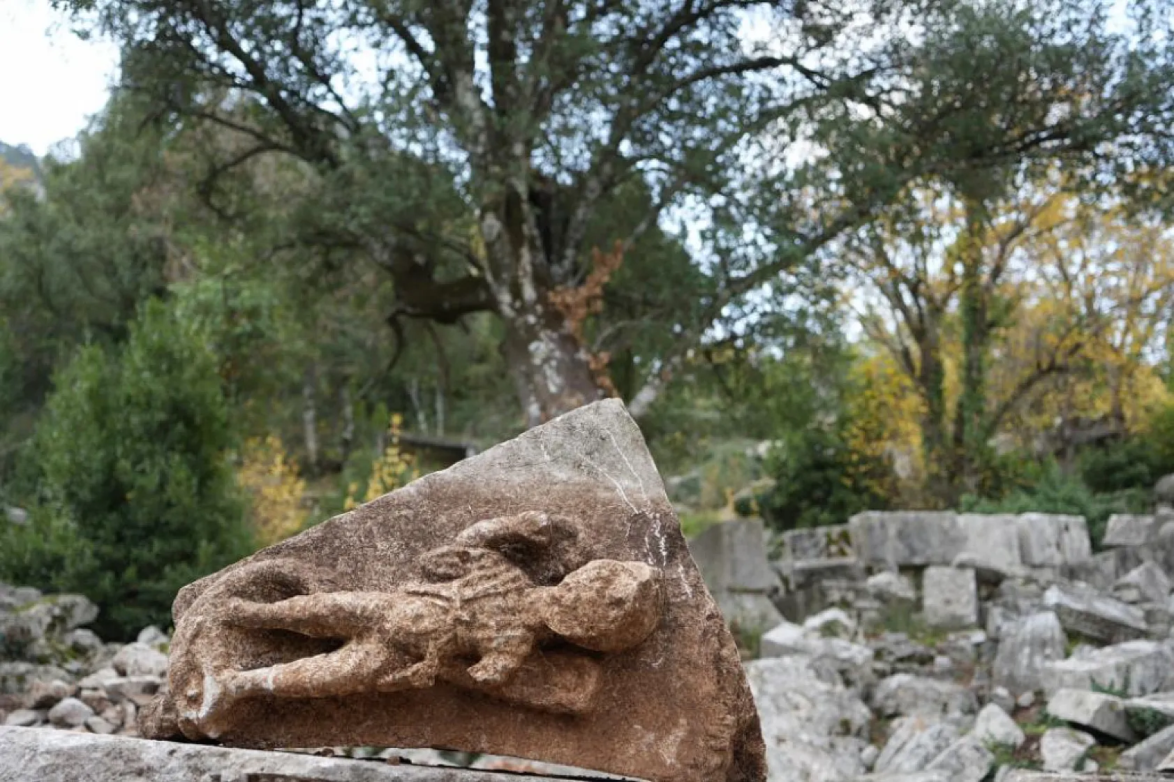 Termessos'ta ilk kazıda dans eden kadınlar mezarı, Antiochis'in anıt mezarı ve figürlü lahit parçaları ortaya çıkarıldı