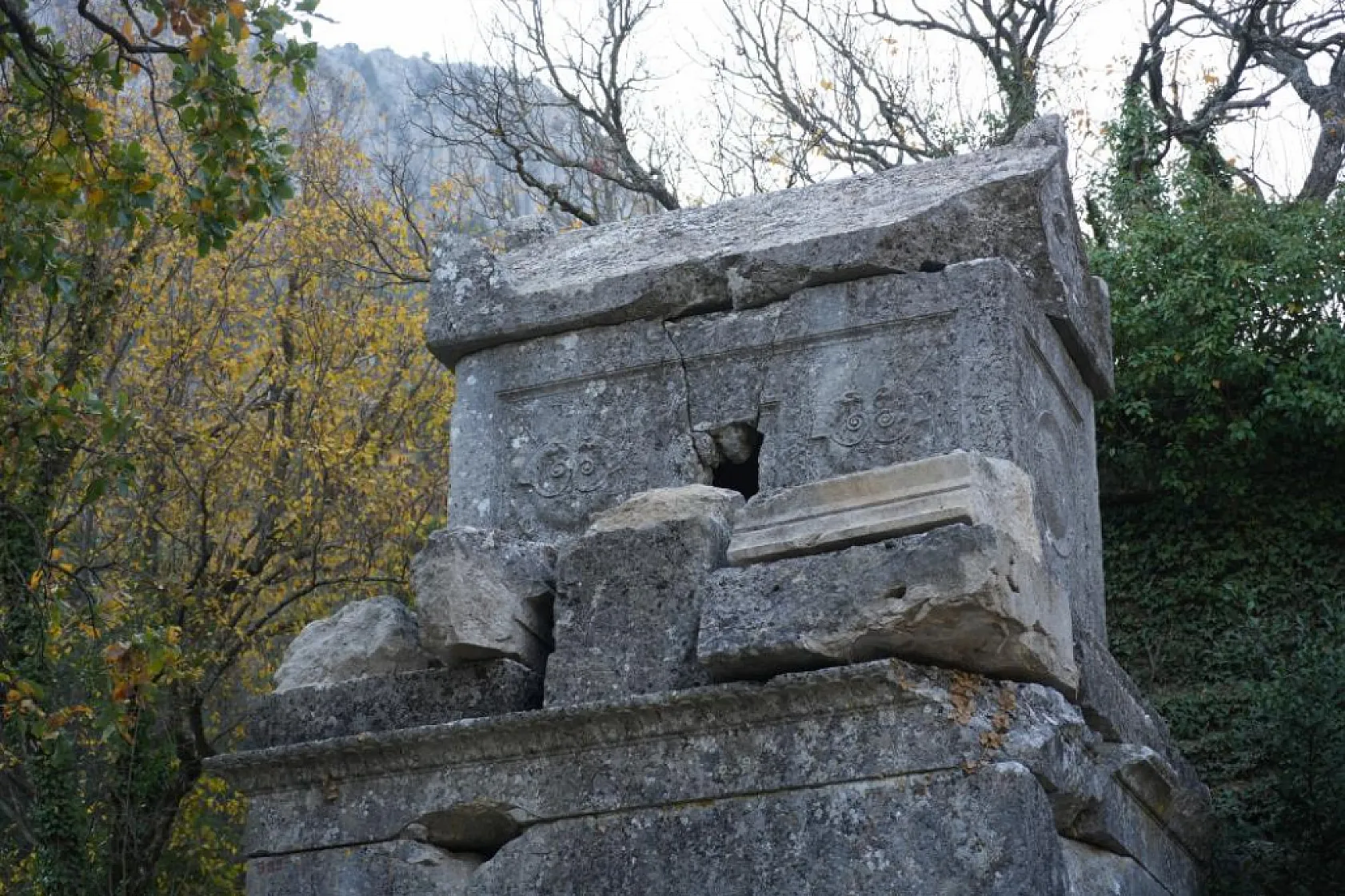 Termessos'ta ilk kazıda dans eden kadınlar mezarı, Antiochis'in anıt mezarı ve figürlü lahit parçaları ortaya çıkarıldı