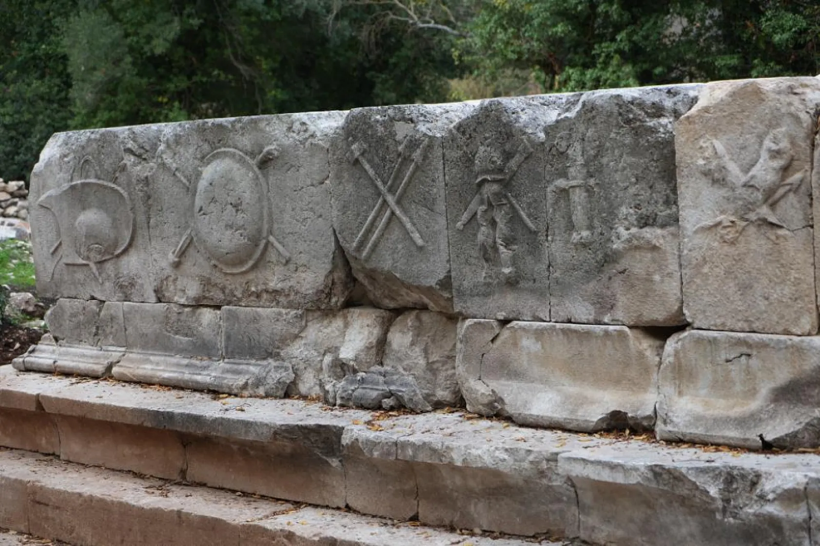 Termessos'ta ilk kazıda dans eden kadınlar mezarı, Antiochis'in anıt mezarı ve figürlü lahit parçaları ortaya çıkarıldı