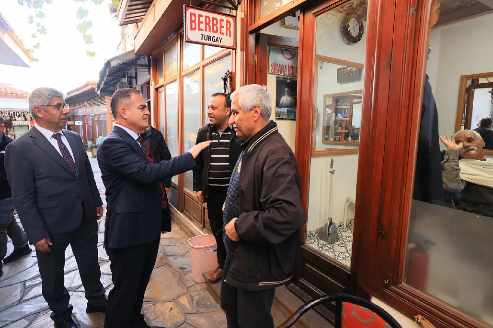Vali Akbıyık ve Rektör Kaçar tarihi Arasta esnafını ziyaret etti