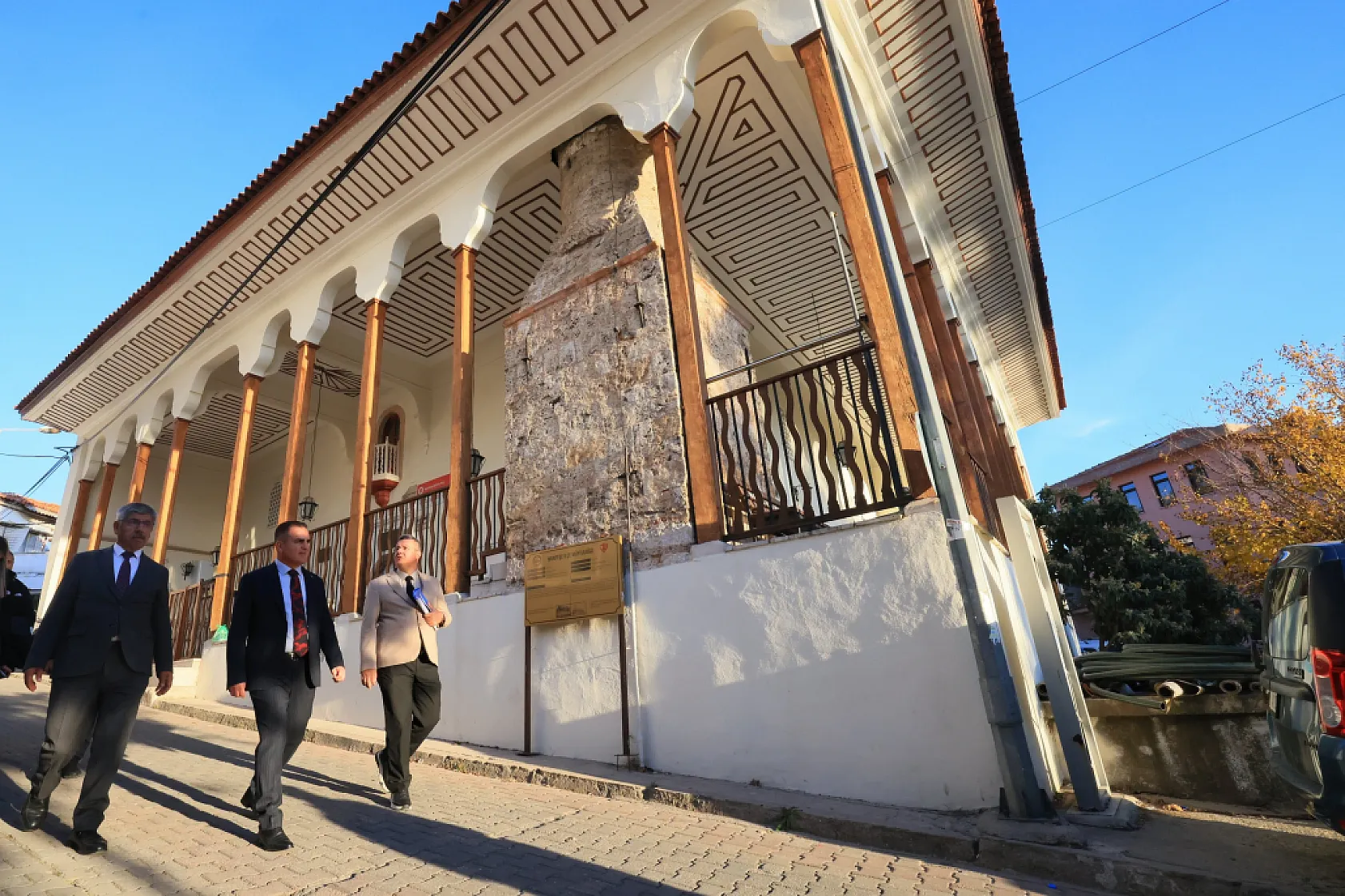 Vali Akbıyık ve Rektör Kaçar tarihi Arasta esnafını ziyaret etti
