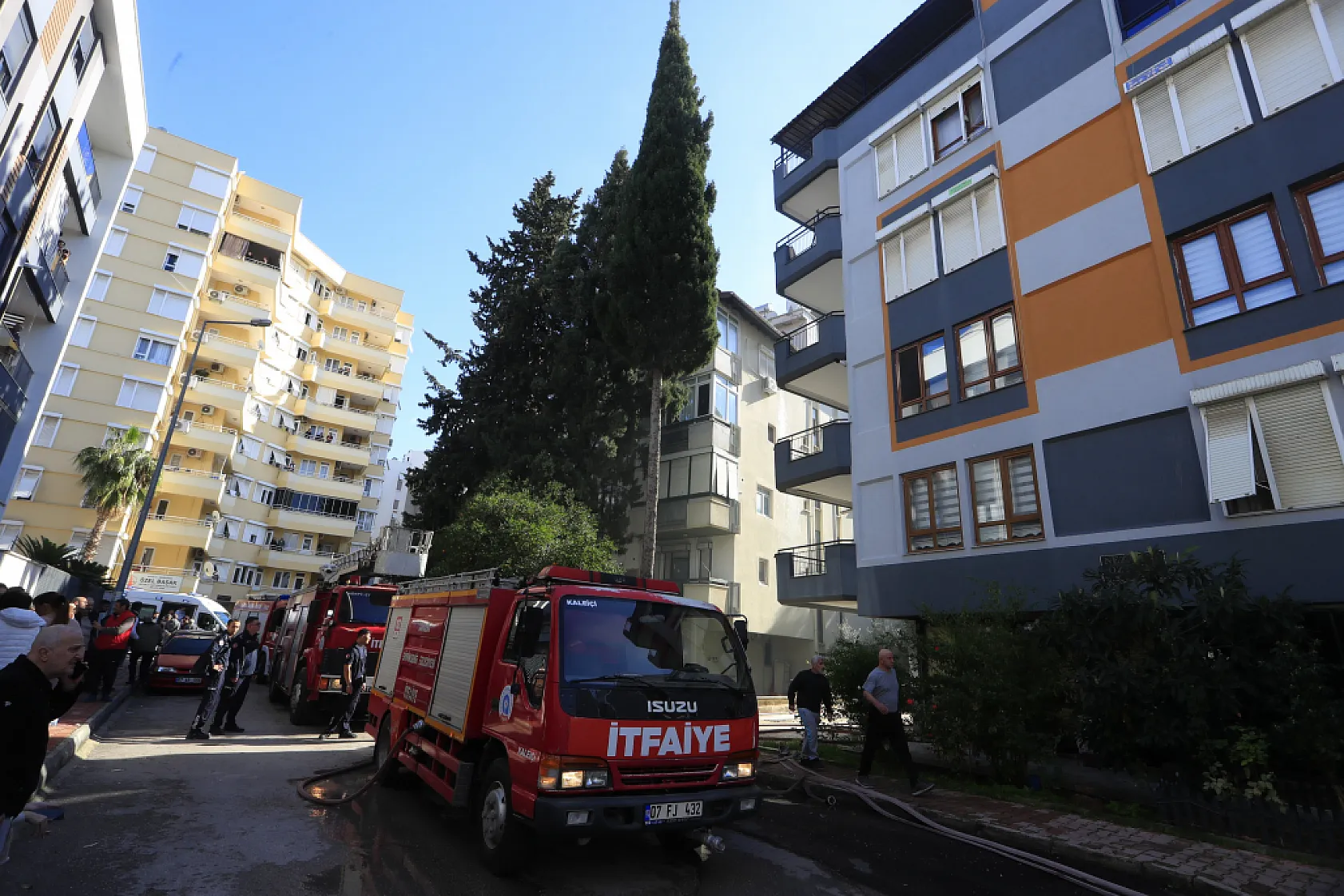 Teras katta çıkan yangın paniğe neden oldu