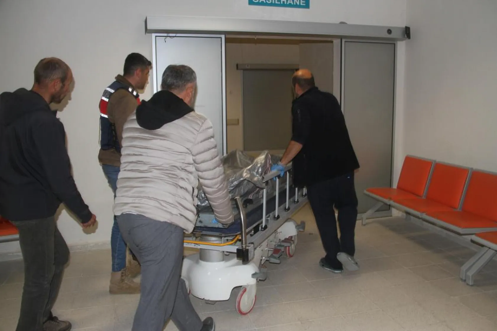 Husumetlileri tarafından, 7 yaşındaki oğlunun gözü önünde vurularak öldürüldü