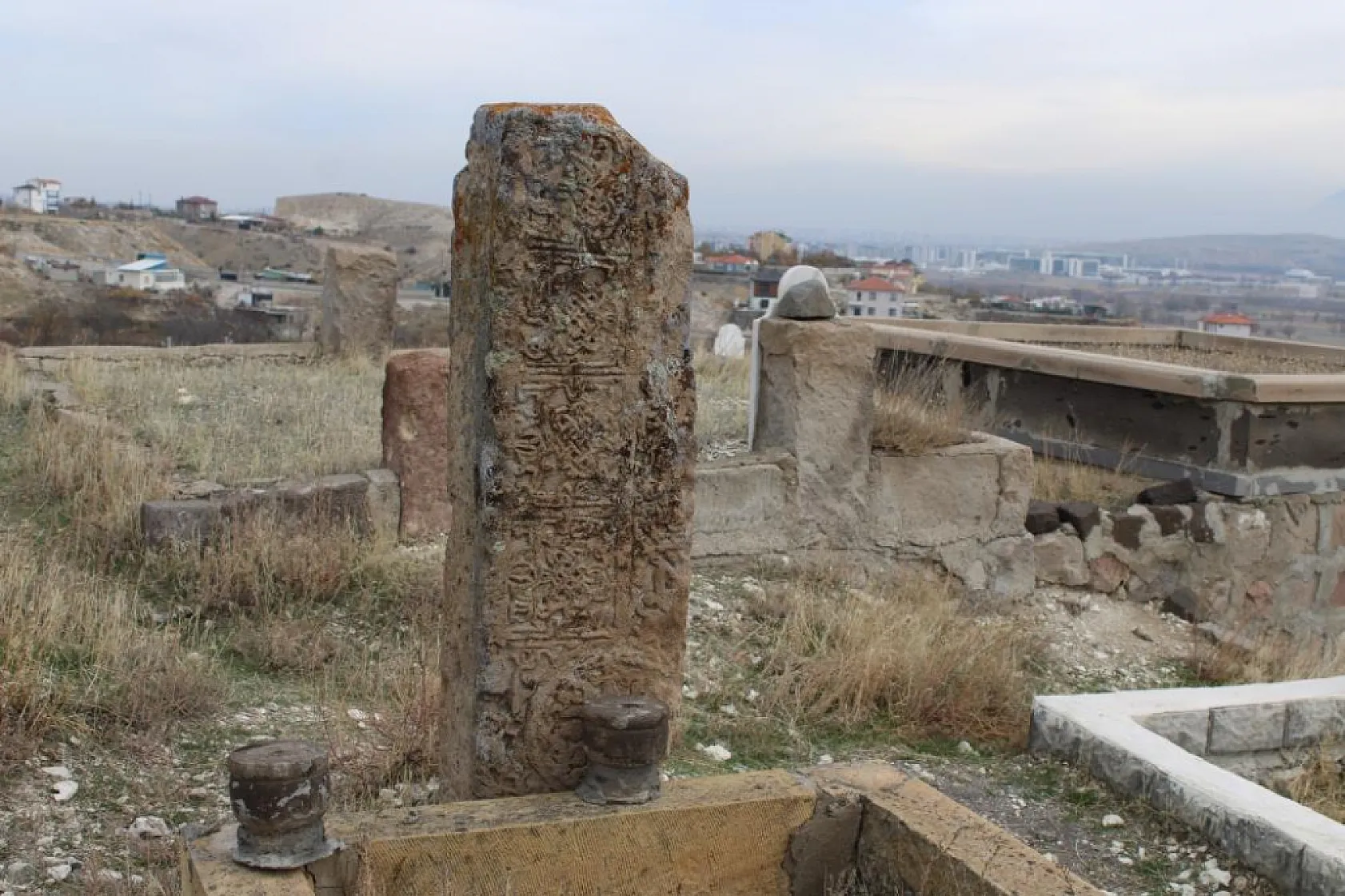 Mezarlıktaki esrarengiz taş