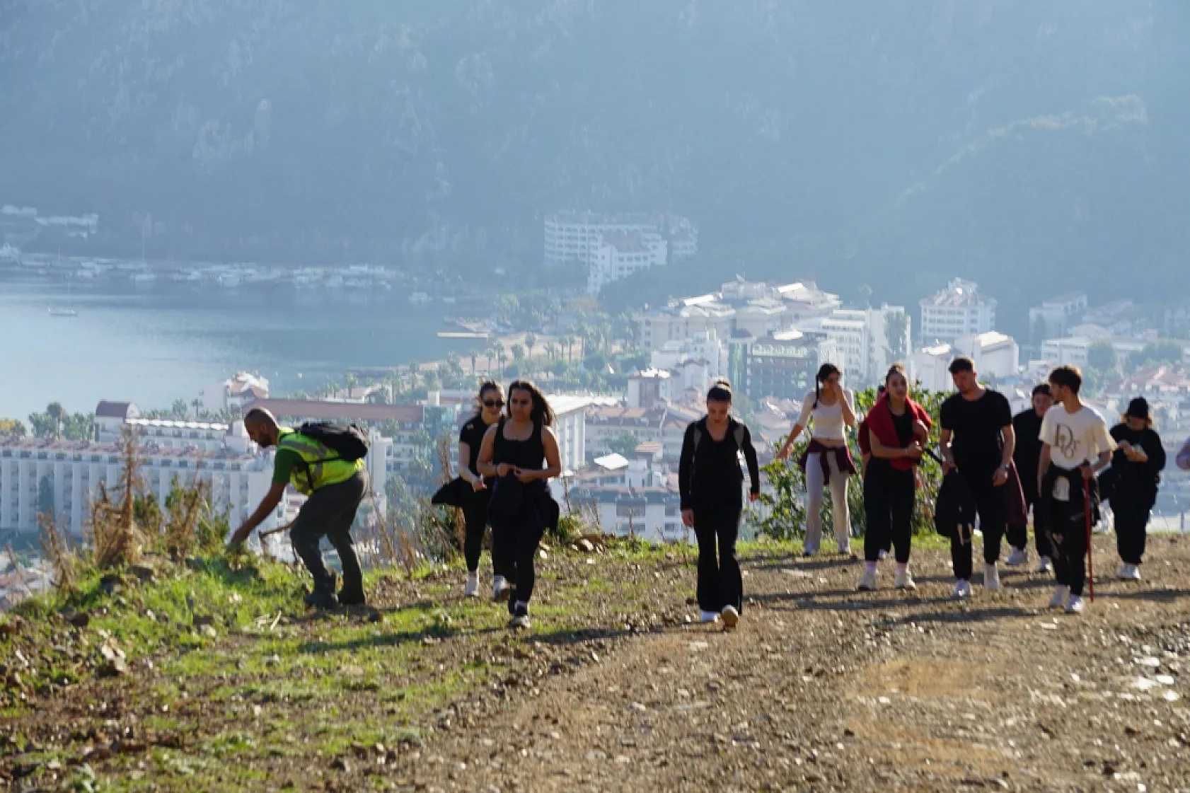 KYK'lı öğrencilerden ve derneklerden yangın sonrası Marmaris'e can suyu