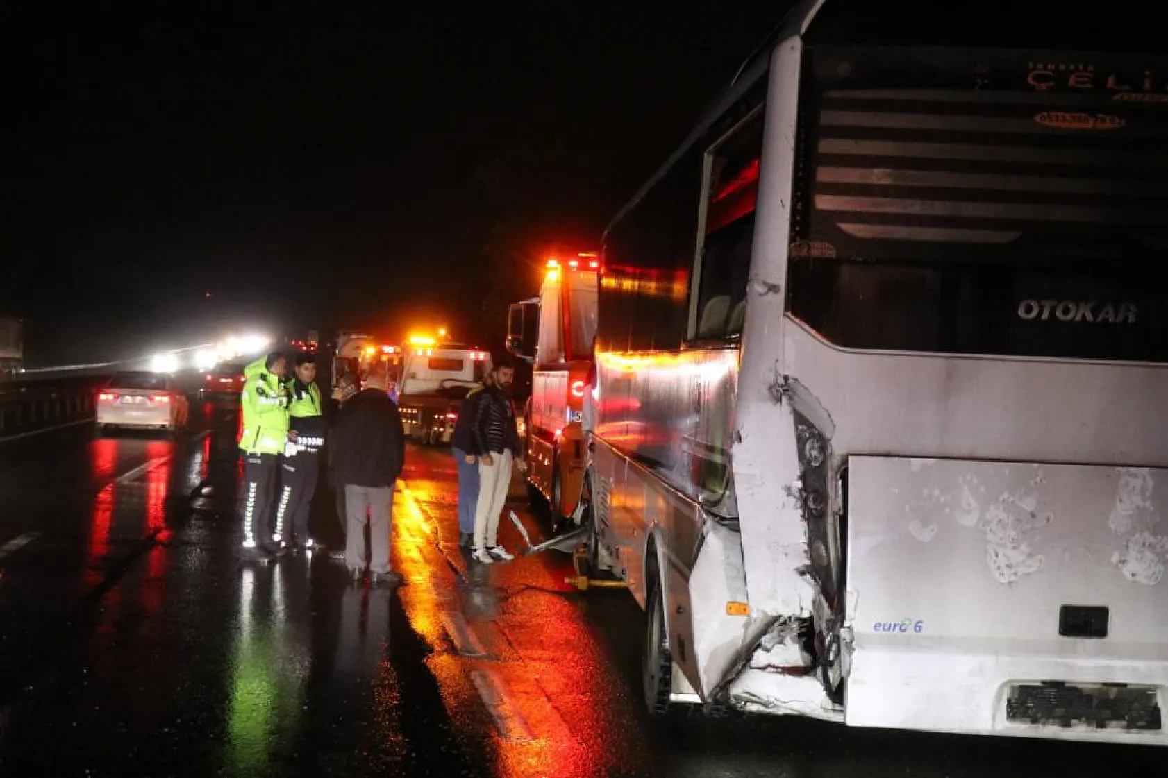 D 650 Karayolu'nda 6 aracın karıştığı kazada 12 kişi yaralandı