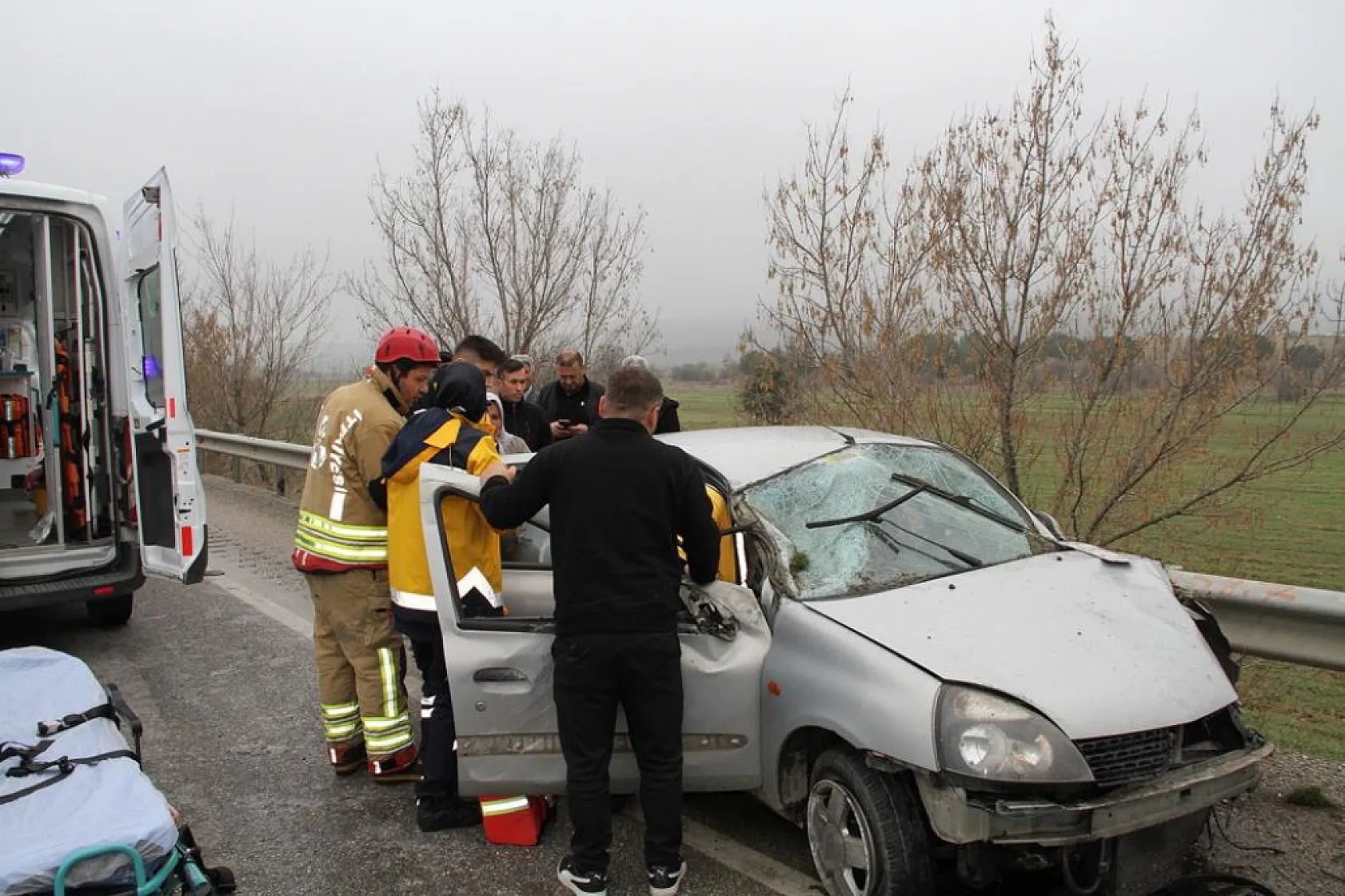 Kontrolden çıkan otomobil refüje ve bariyerlere çarptı: 1 ölü, 1 yaralı