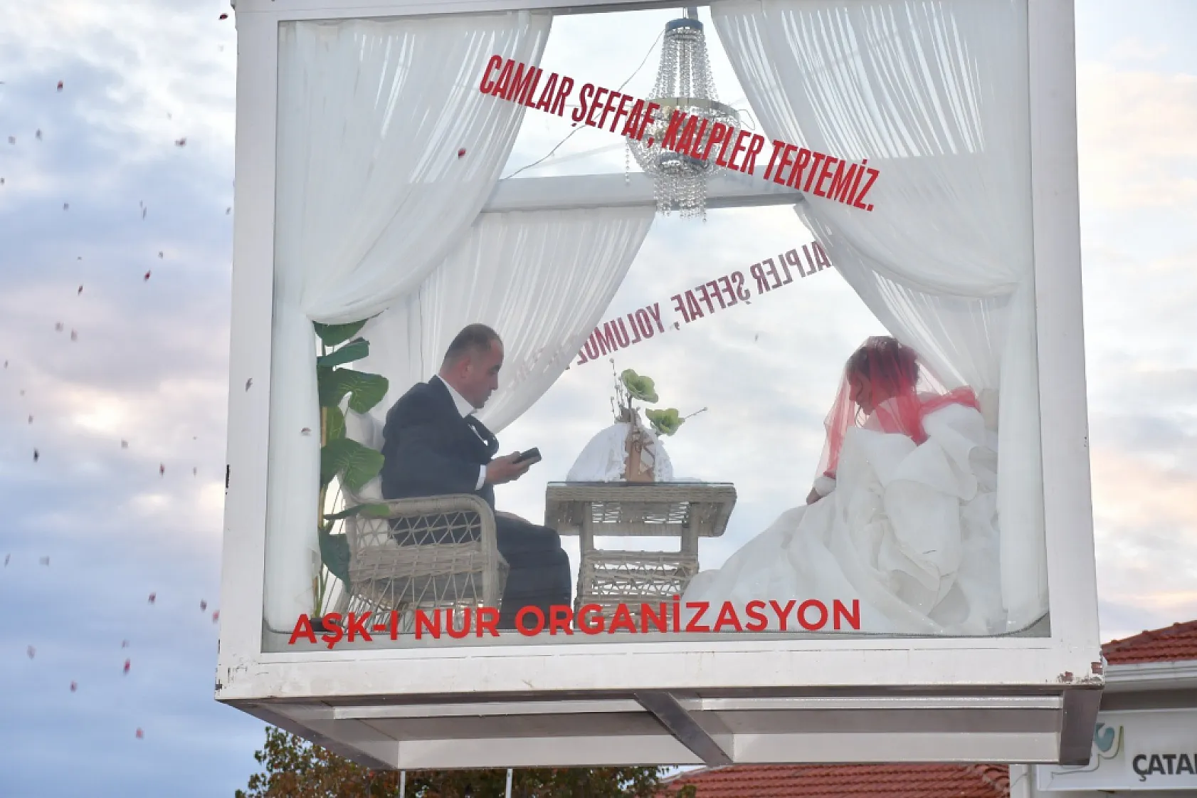 Fethiye'de sıra dışı düğün: Gelin ve damat cam vitrinde