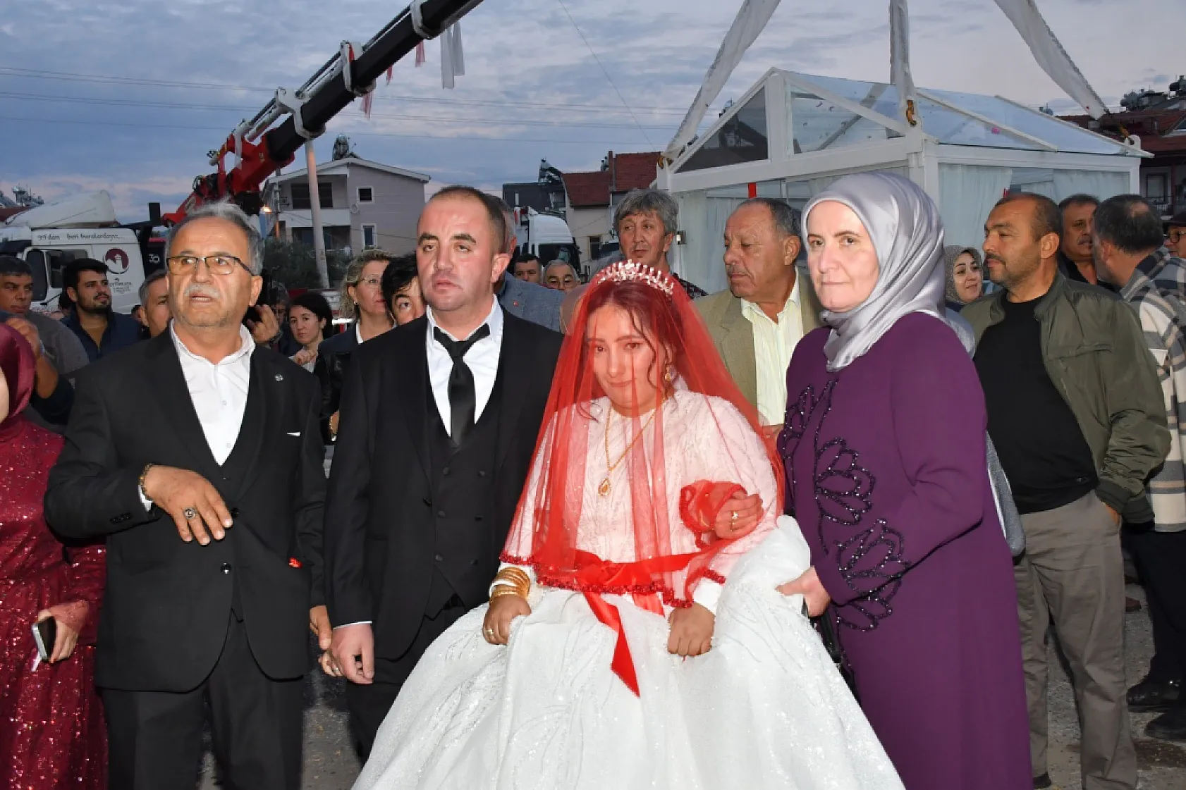 Fethiye'de sıra dışı düğün: Gelin ve damat cam vitrinde