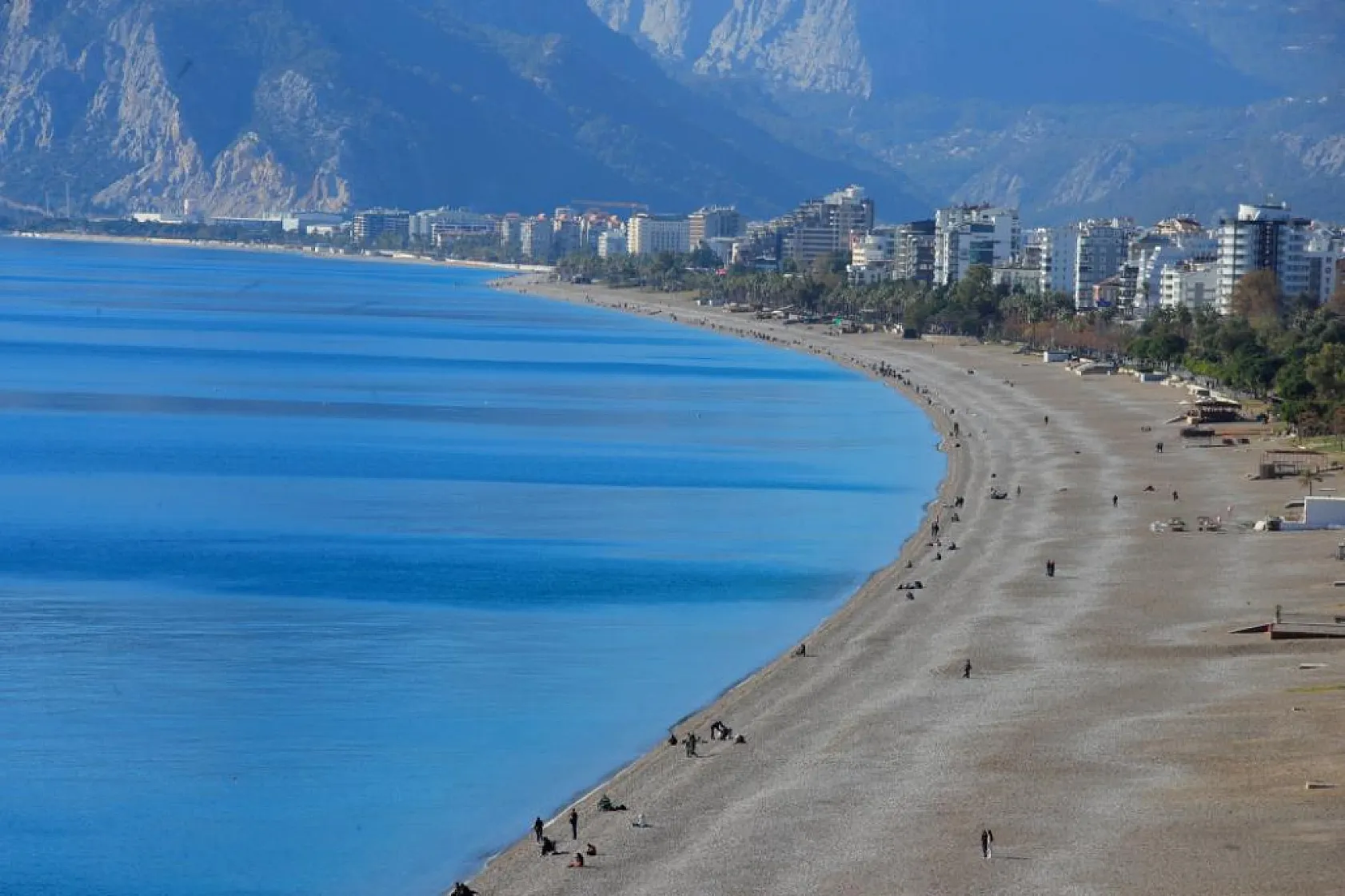 Türkiye karla mücadele ederken Antalya'da deniz sefası