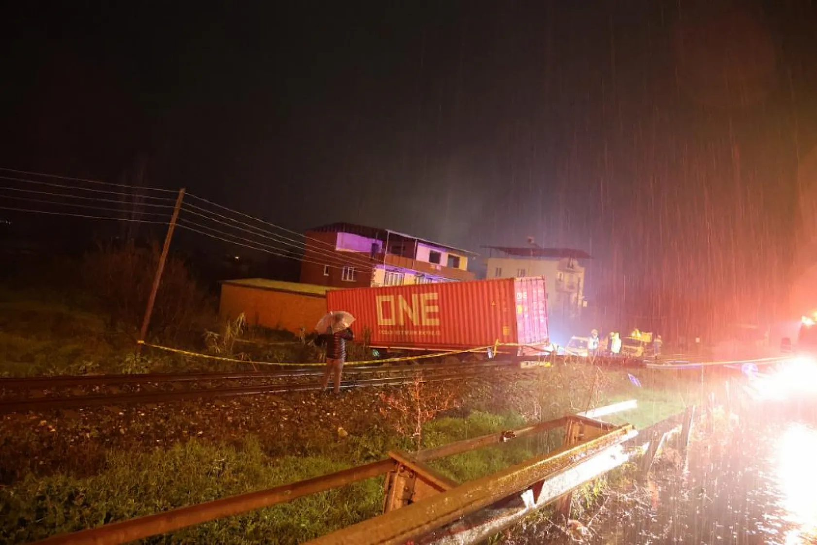 Kontrolden çıkan tırın raylara uçtuğu kazada tren seferleri durduruldu: 1 ölü