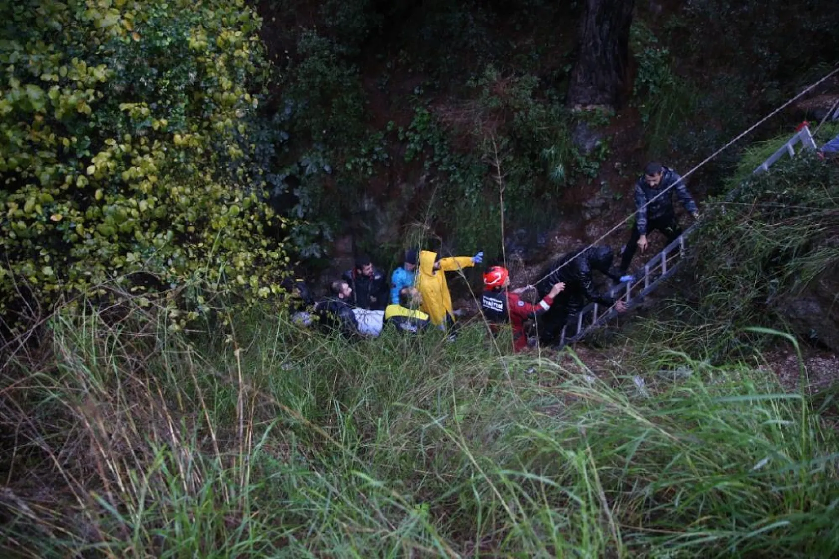 Fethiye'de otomobil uçuruma düştü
