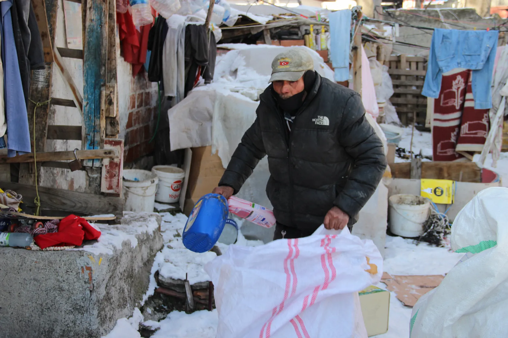 79 yaşındaki adamın bayrak hassasiyeti: Atık toplarken bulduğu bayrakları evinin duvarına asıyor