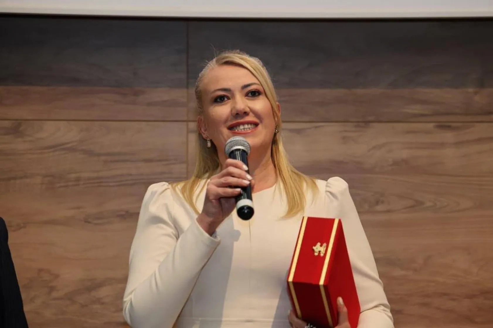 Başkan Şeniz Doğan'a EGF'den ödül