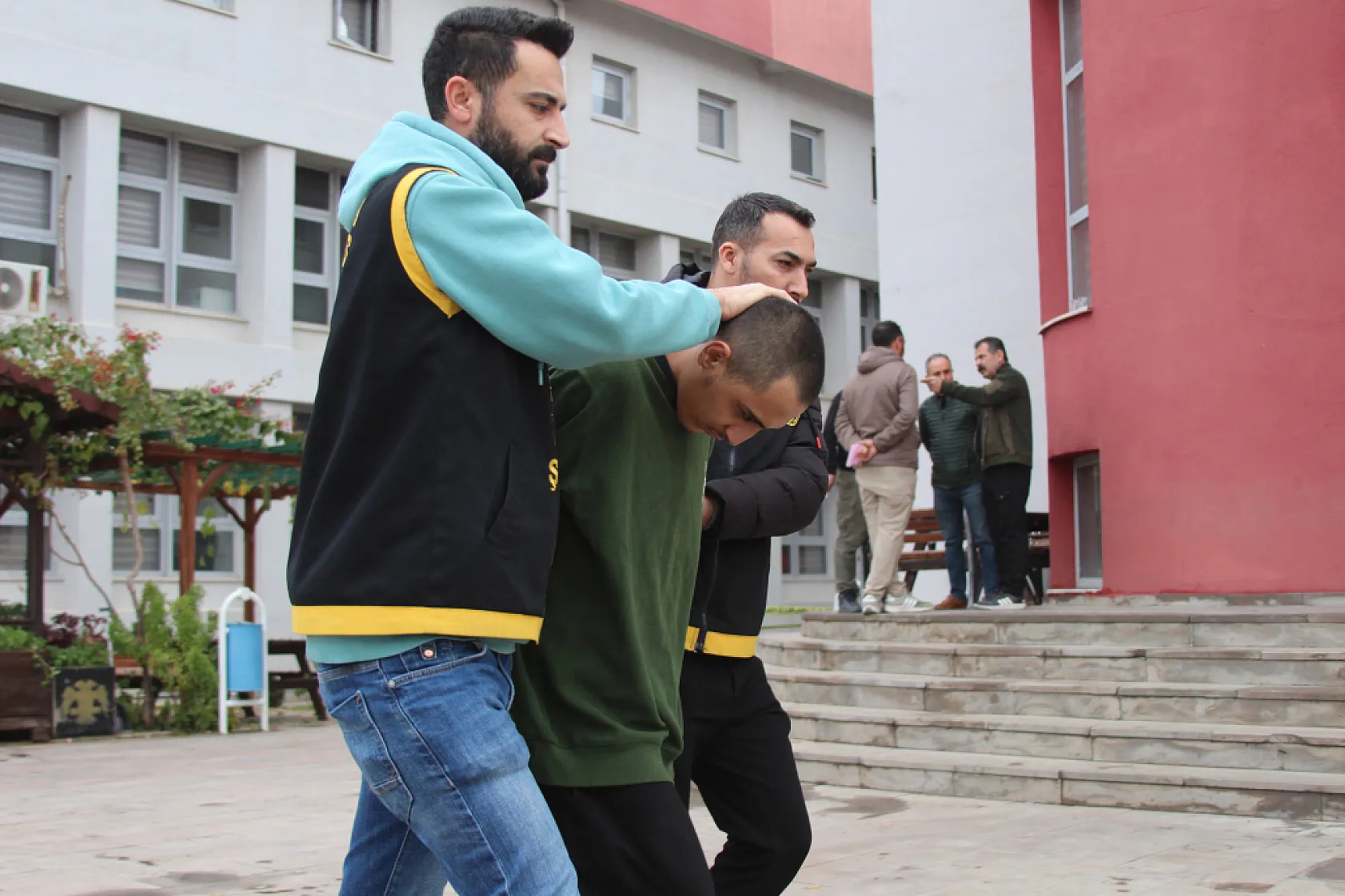 19 yaşındaki genç 4 bin TL alacağı yüzünden öldürülmüş