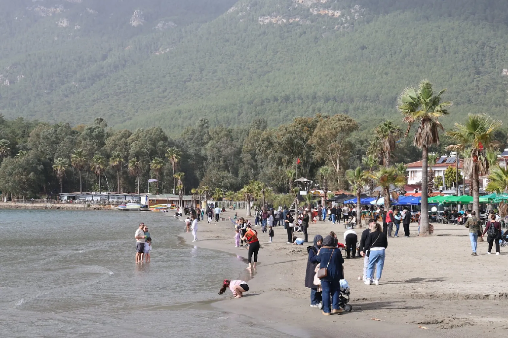 Akyaka'da güneşli hava sahilleri doldurdu