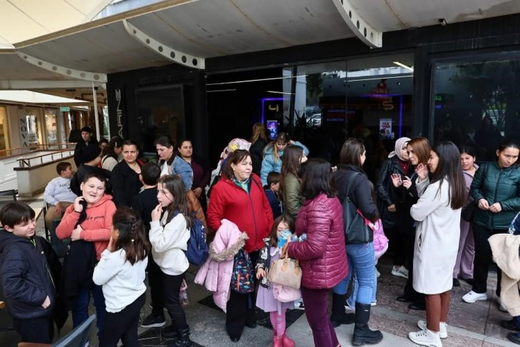 Bodrum Belediyesi'nden çocuklara sürpriz sinema gösterimi