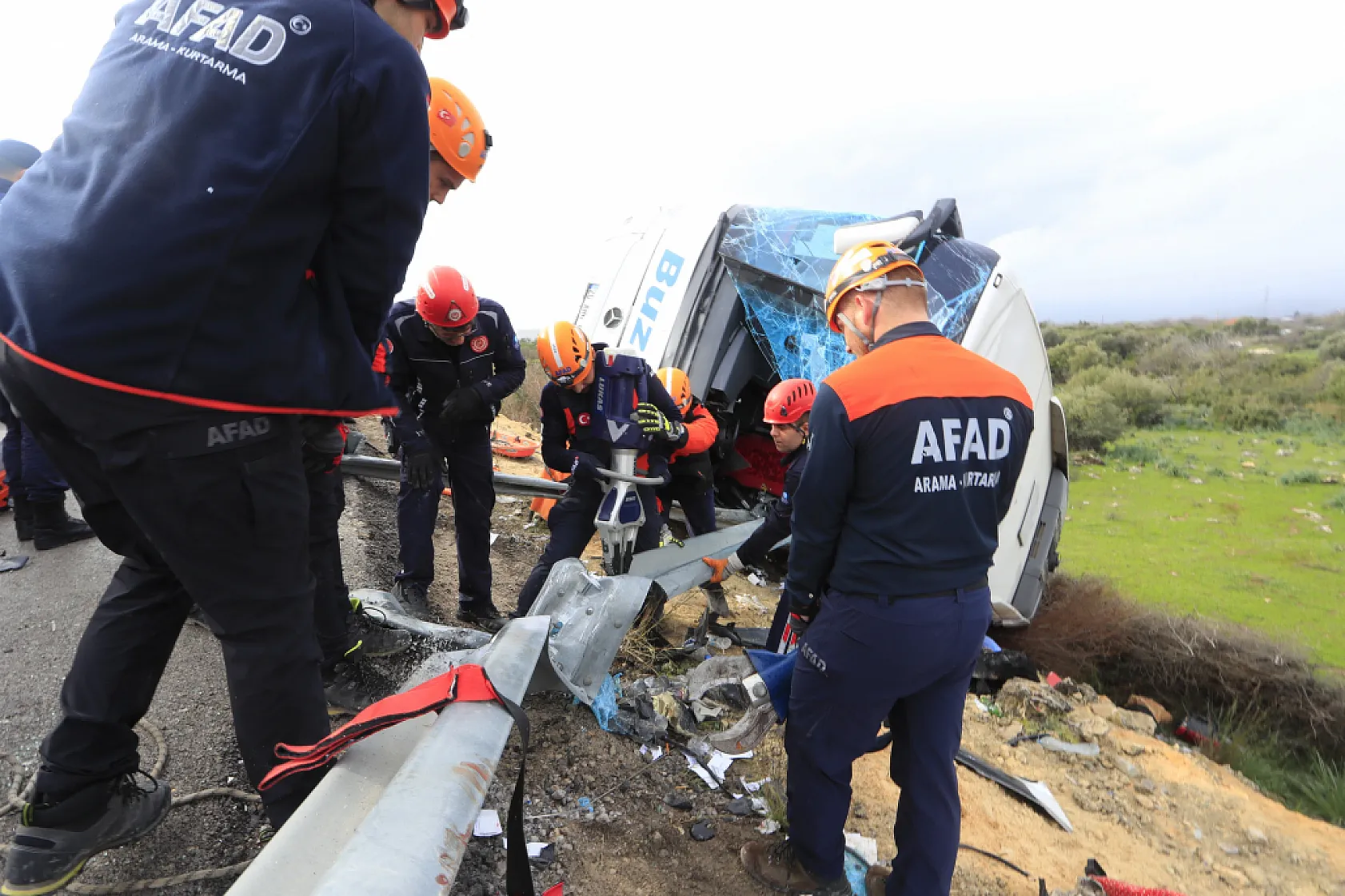 Kazada yaralanan yolcu o anları anlattı: 'Önce yan yatıp süründük, sonra bariyer saplandı'