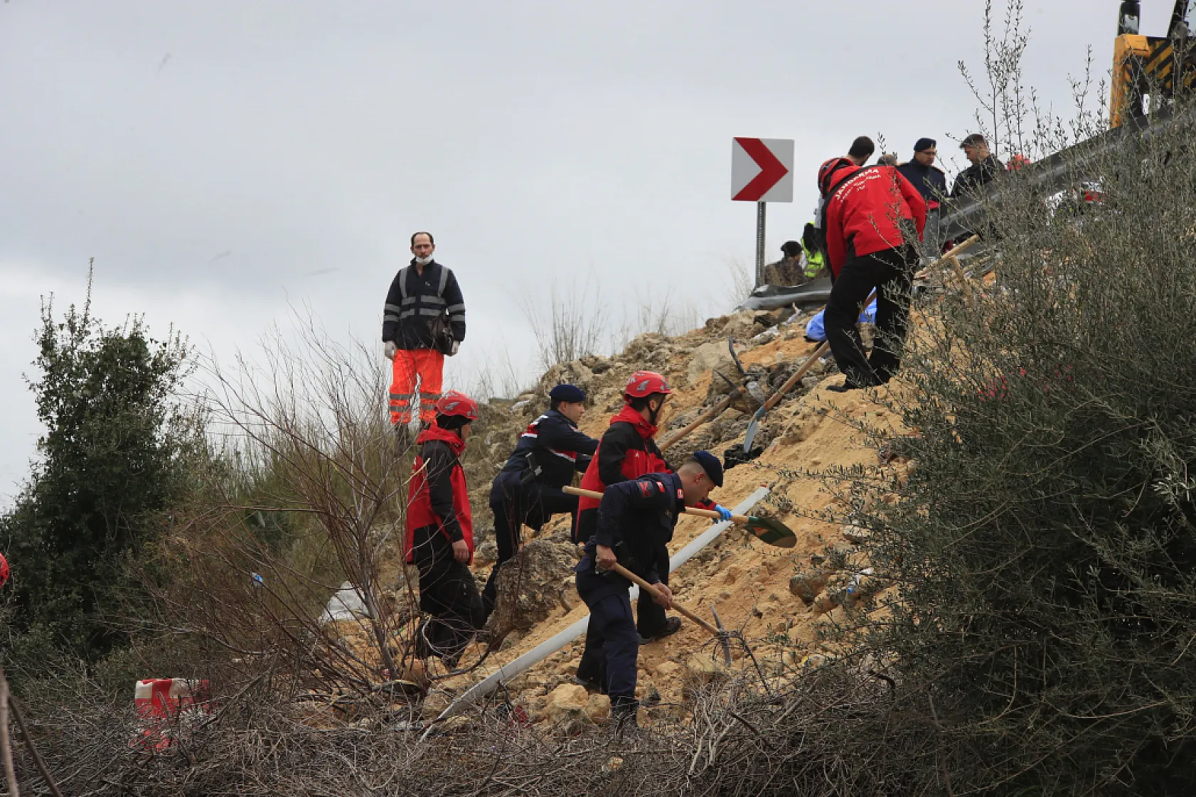 Kazada yaralanan yolcu o anları anlattı: 'Önce yan yatıp süründük, sonra bariyer saplandı'