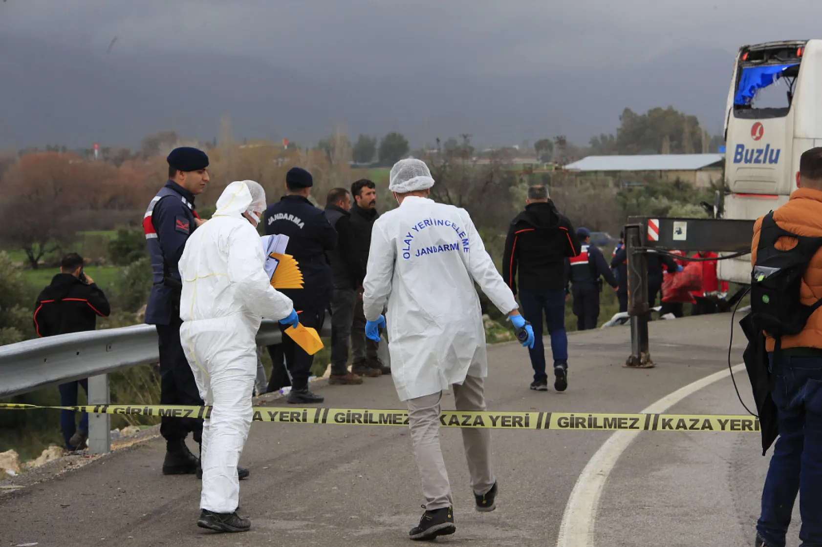 Kazada yaralanan yolcu o anları anlattı: 'Önce yan yatıp süründük, sonra bariyer saplandı'