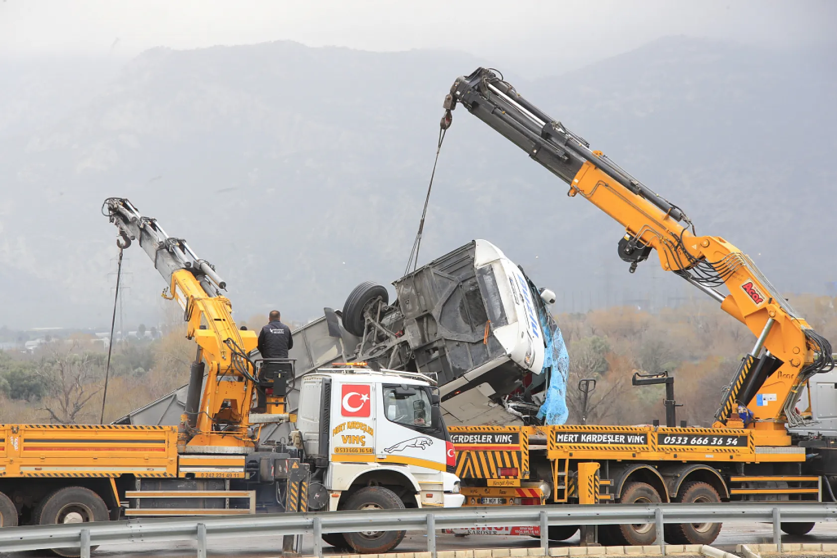 Kazada yaralanan yolcu o anları anlattı: 'Önce yan yatıp süründük, sonra bariyer saplandı'