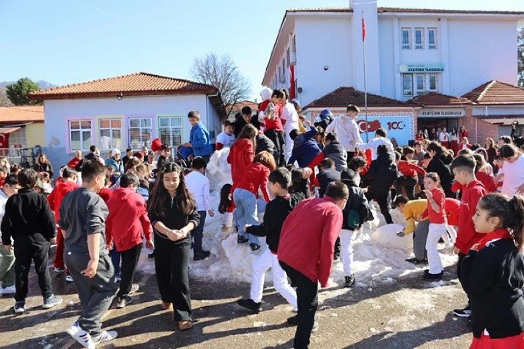 Köyceğiz'de öğrencilere kar sürprizi