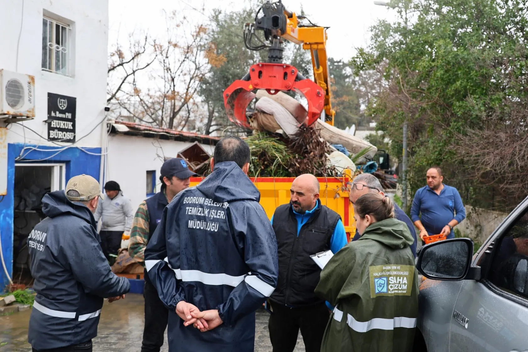 Belediye ekiplerinin yoğun mesaisi sürüyor