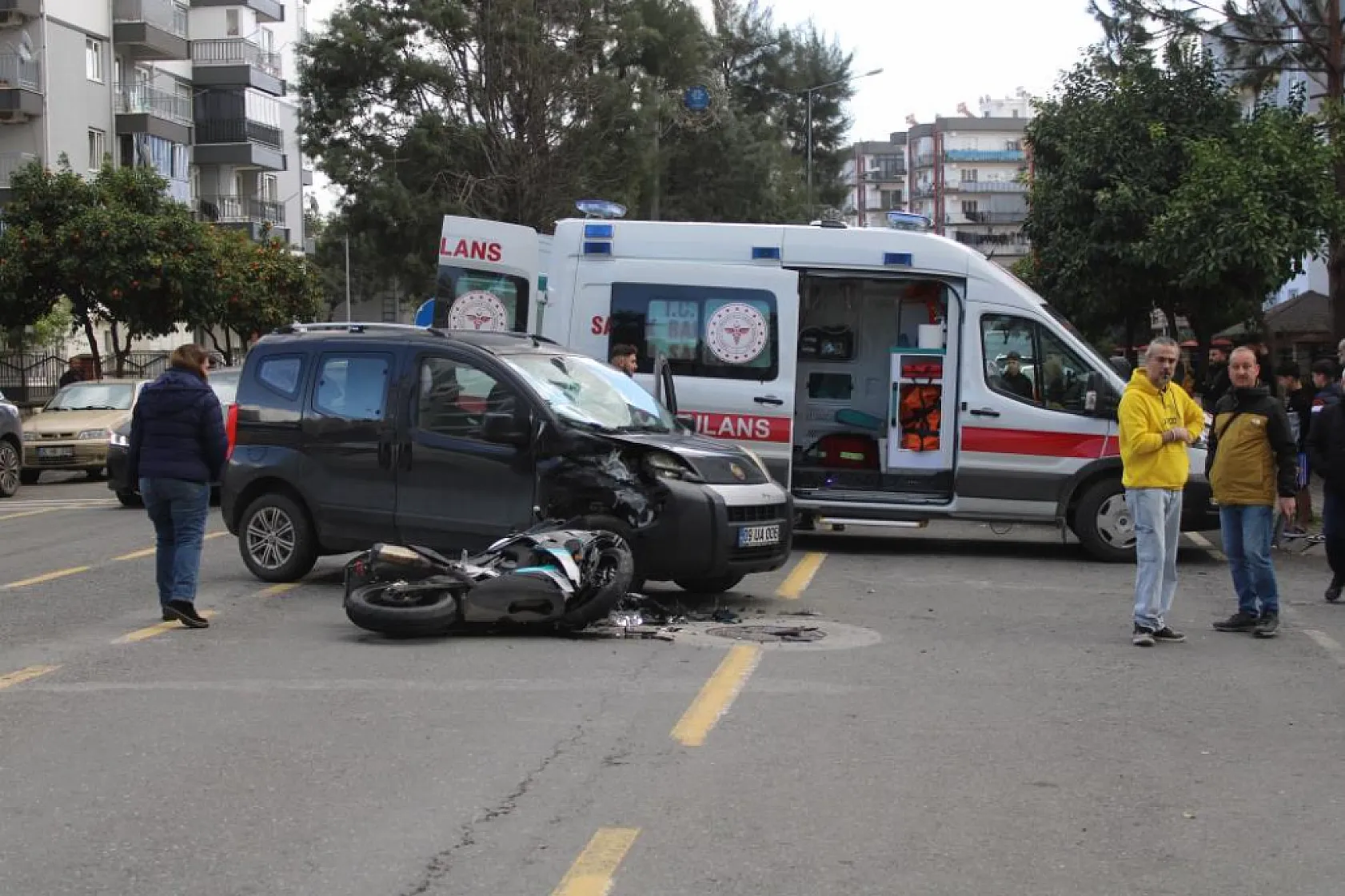 Motosiklet ile Ticari Araç Çarpıştı: Sürücü Ağır Yaralı