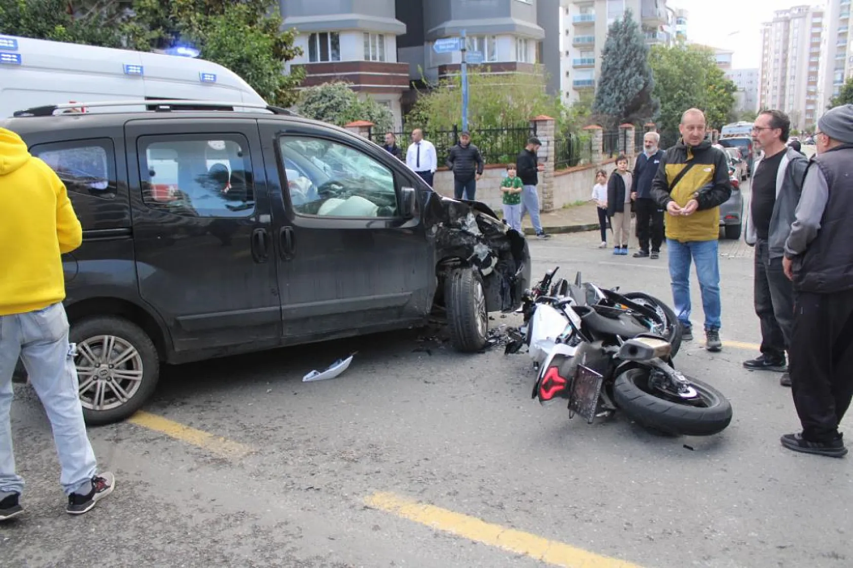 Motosiklet ile Ticari Araç Çarpıştı: Sürücü Ağır Yaralı