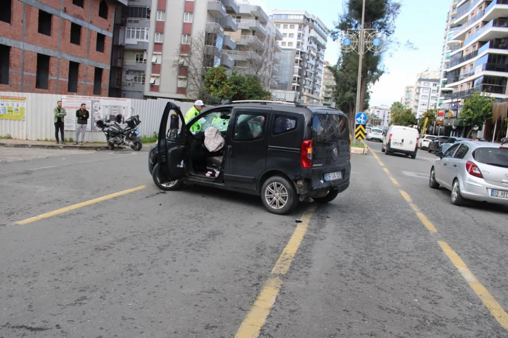Motosiklet ile Ticari Araç Çarpıştı: Sürücü Ağır Yaralı