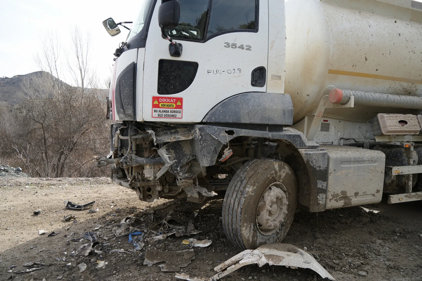Akaryakıt tankeri ile çarpışan kamyonet hurdaya döndü: 3 yaralı