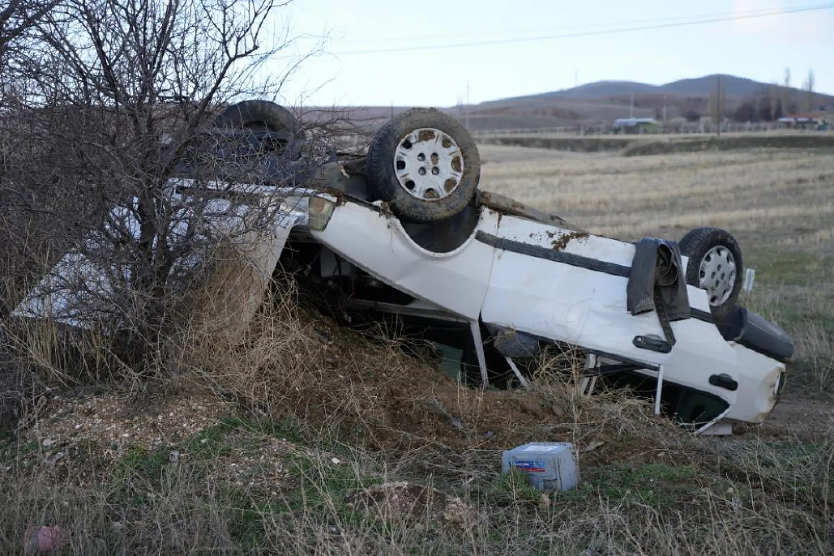 Acı manzarayla karşılaştı, gözyaşlarını tutamadı: Hurdaya dönen otomobildeki 2 yeğeni yaralandı