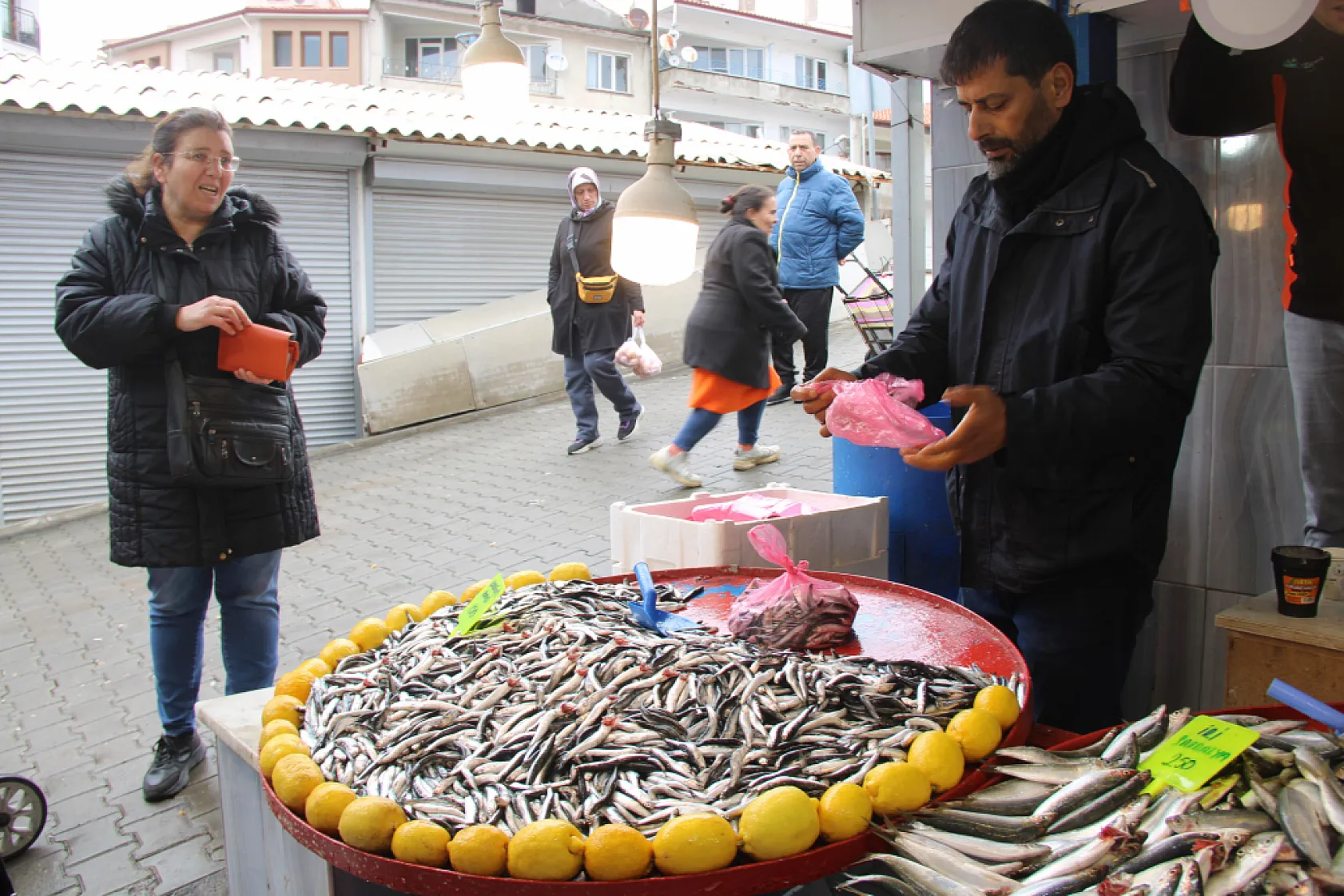 Menteşe pazarında hamsi ucuzladı