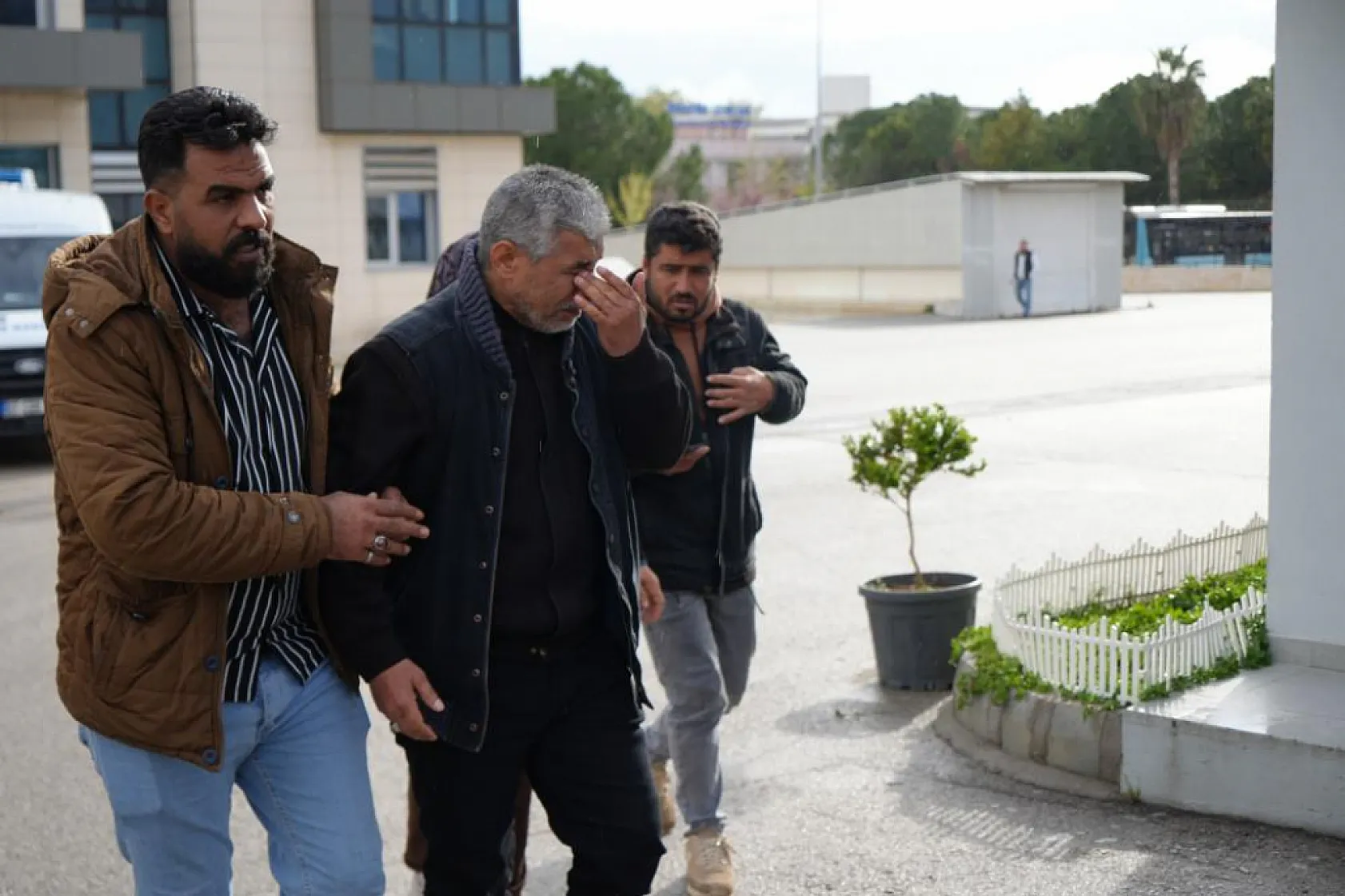Babanın en ağır yükü: Kızı ve 5 torununun cenazesini gözyaşlarıyla teslim aldı