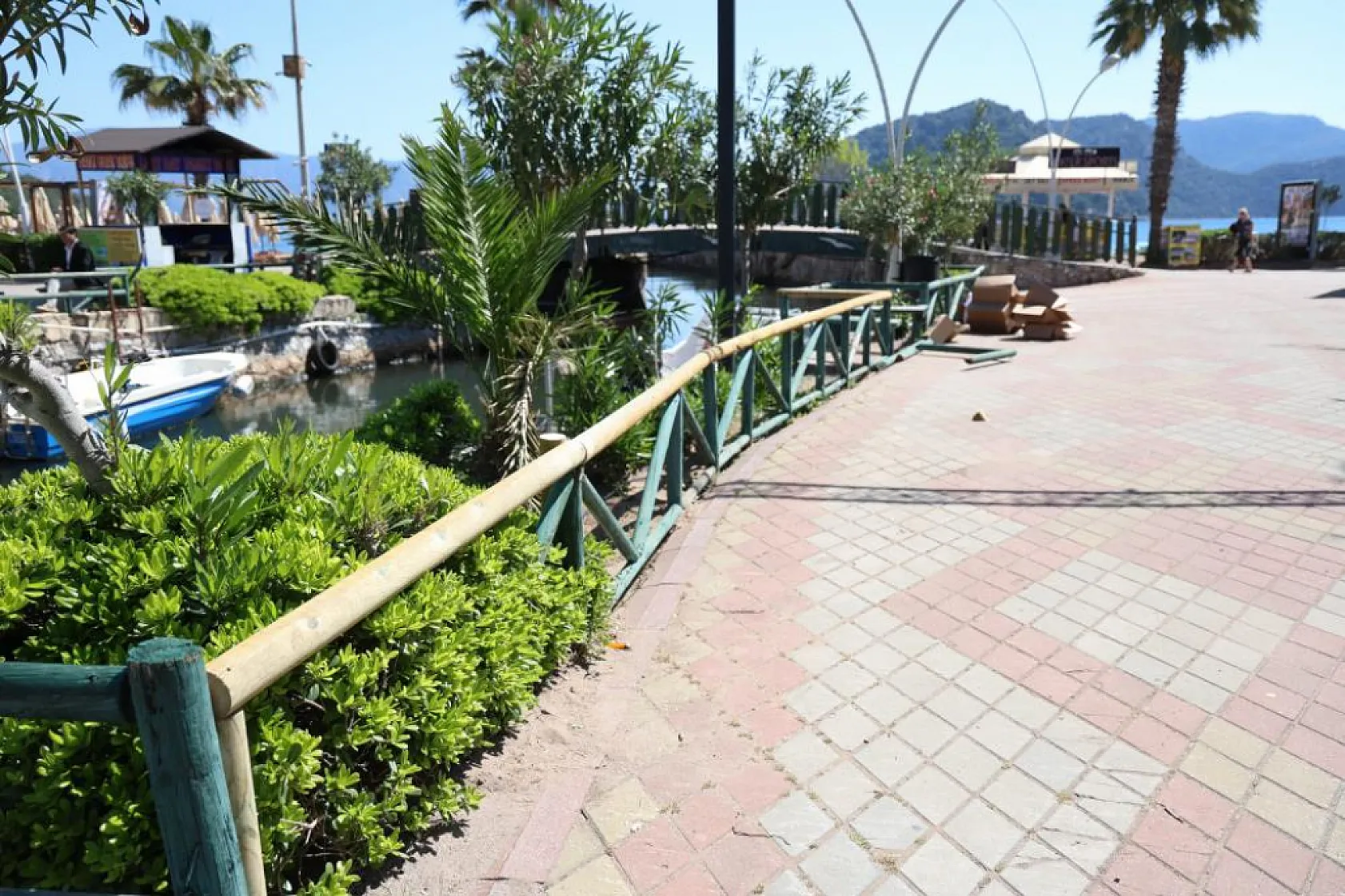Marmaris İçmeler Gezi Yolu Caddesi'nde Ahşap Korkuluklar Yenileniyor