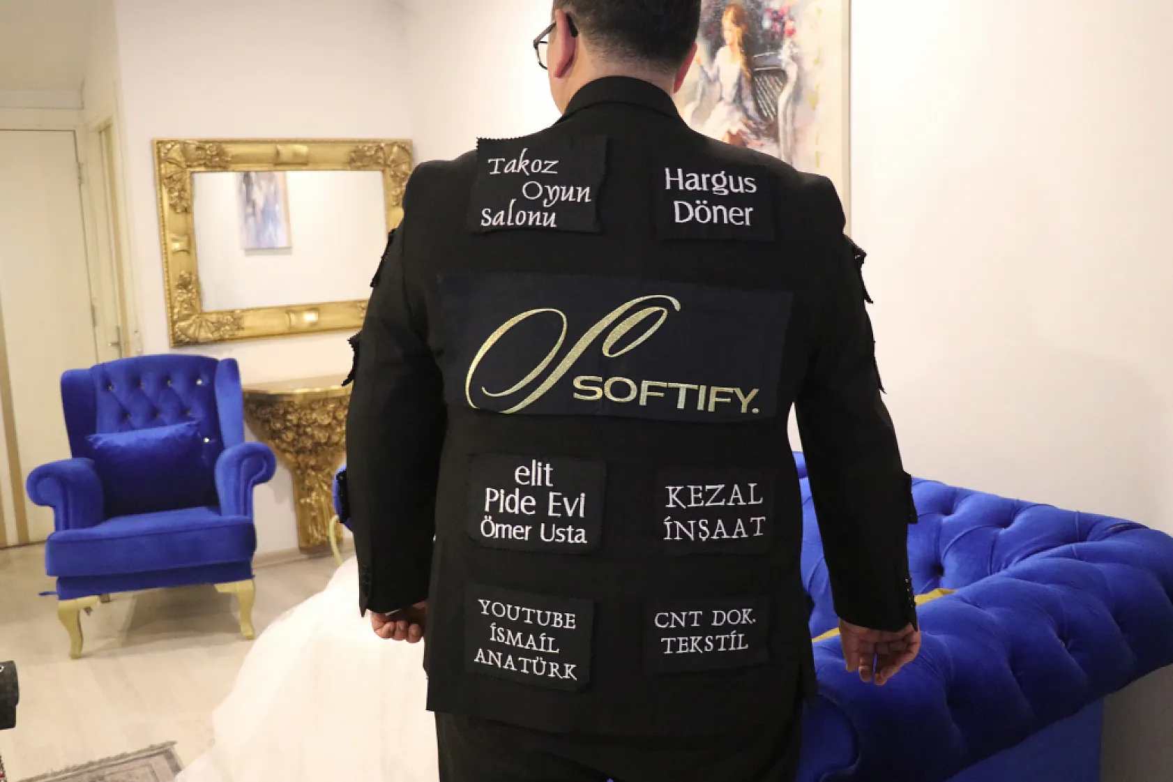Düğün masrafını düşürmek için damatlığını reklam panosuna çevirdi