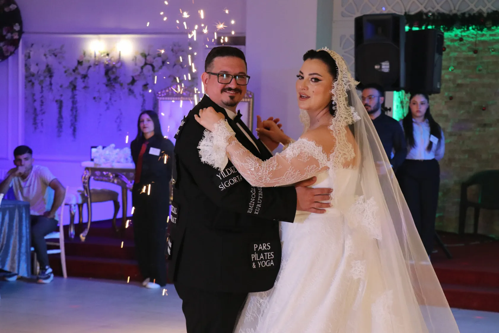 Düğün masrafını düşürmek için damatlığını reklam panosuna çevirdi