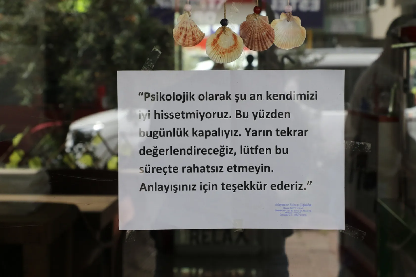 'Psikolojim bozuk' deyip dükkanı açmadı, cama astığı yazıyla dikkat çekti