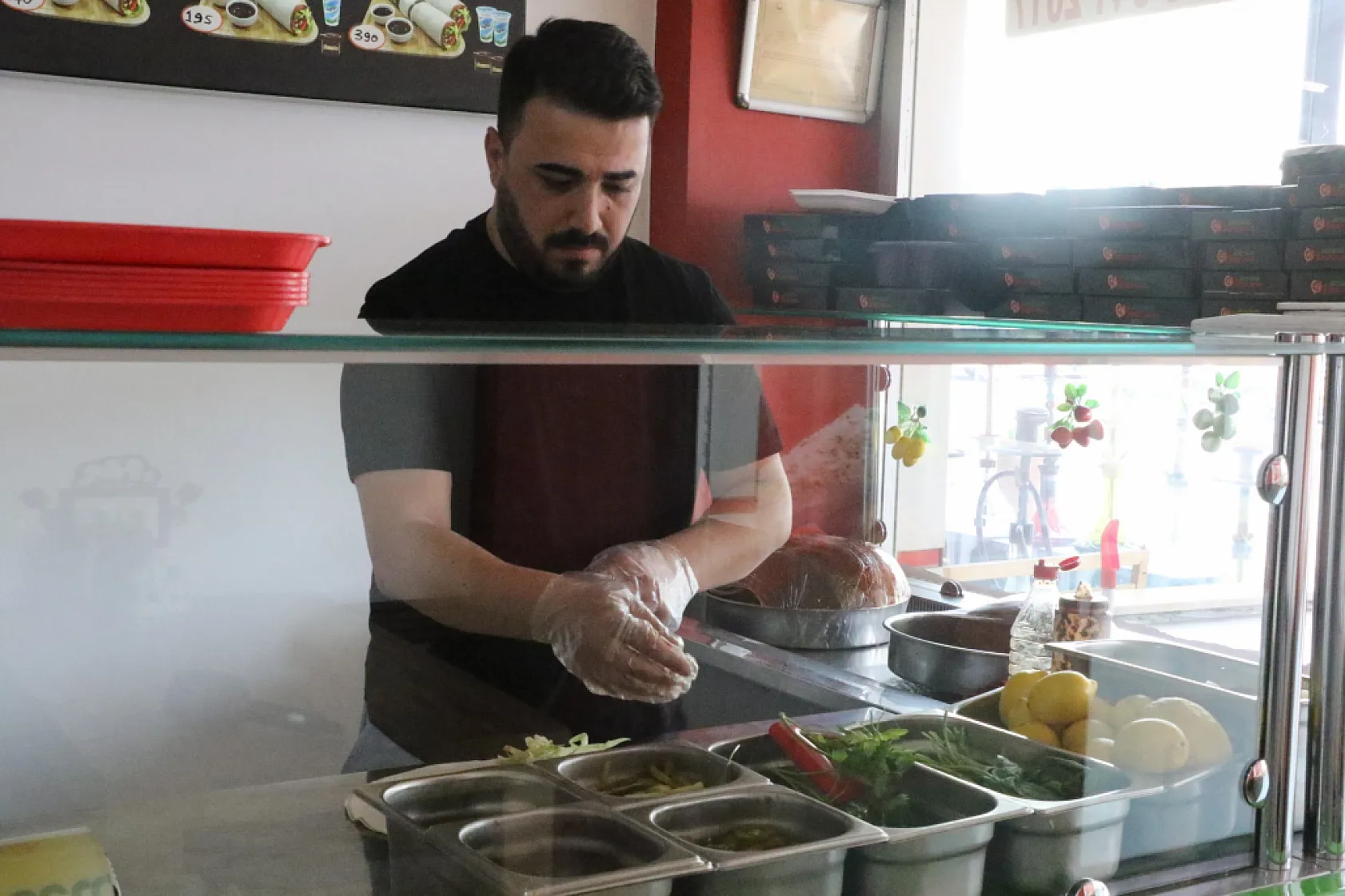'Psikolojim bozuk' deyip dükkanı açmadı, cama astığı yazıyla dikkat çekti
