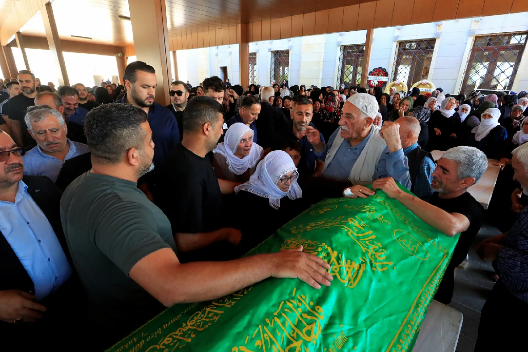 Bir mezarda iki acı: Baba ve 9 aylık oğlu aynı mezarda yan yana toprağa verildi