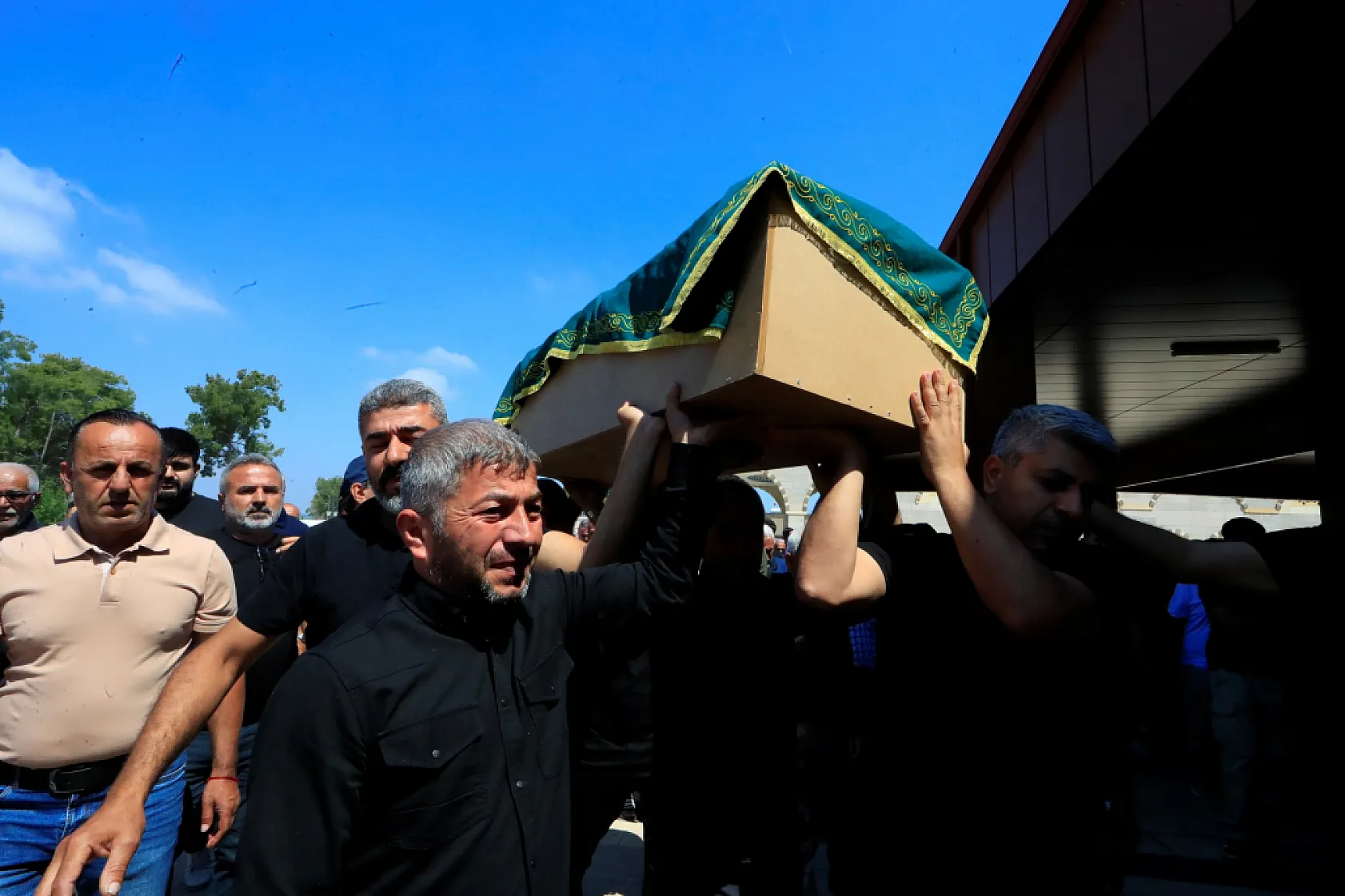 Bir mezarda iki acı: Baba ve 9 aylık oğlu aynı mezarda yan yana toprağa verildi
