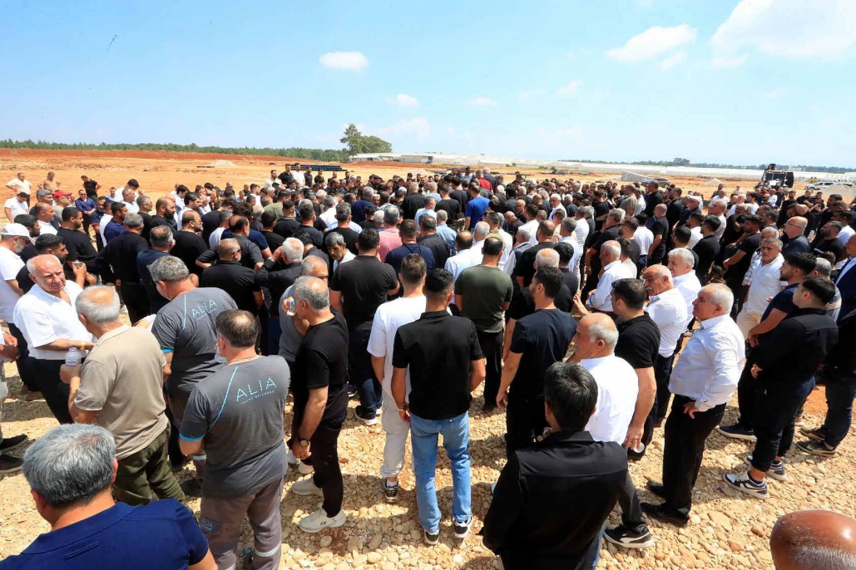 Bir mezarda iki acı: Baba ve 9 aylık oğlu aynı mezarda yan yana toprağa verildi