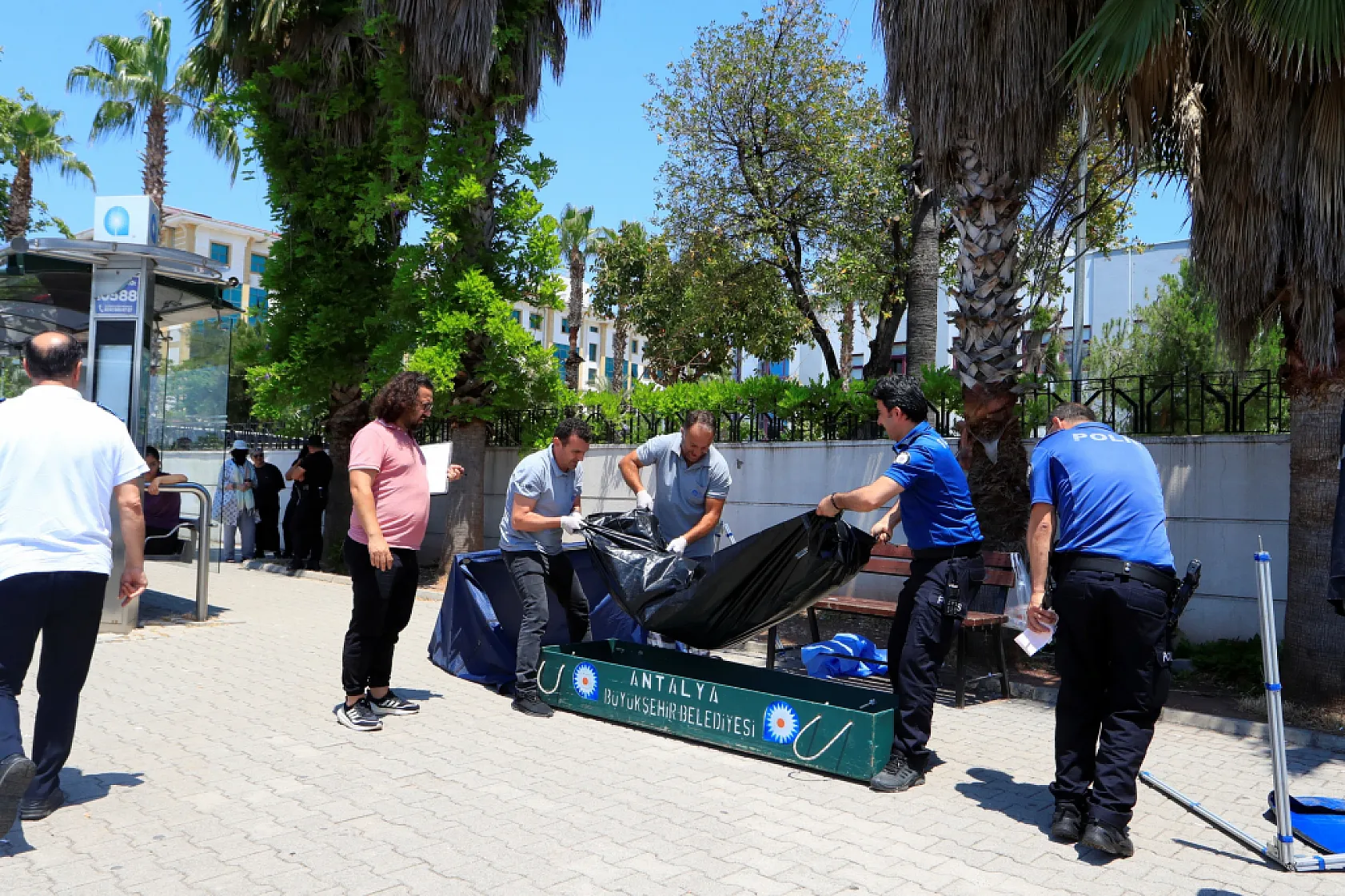 Otobüs durağındaki bankta ölü bulundu