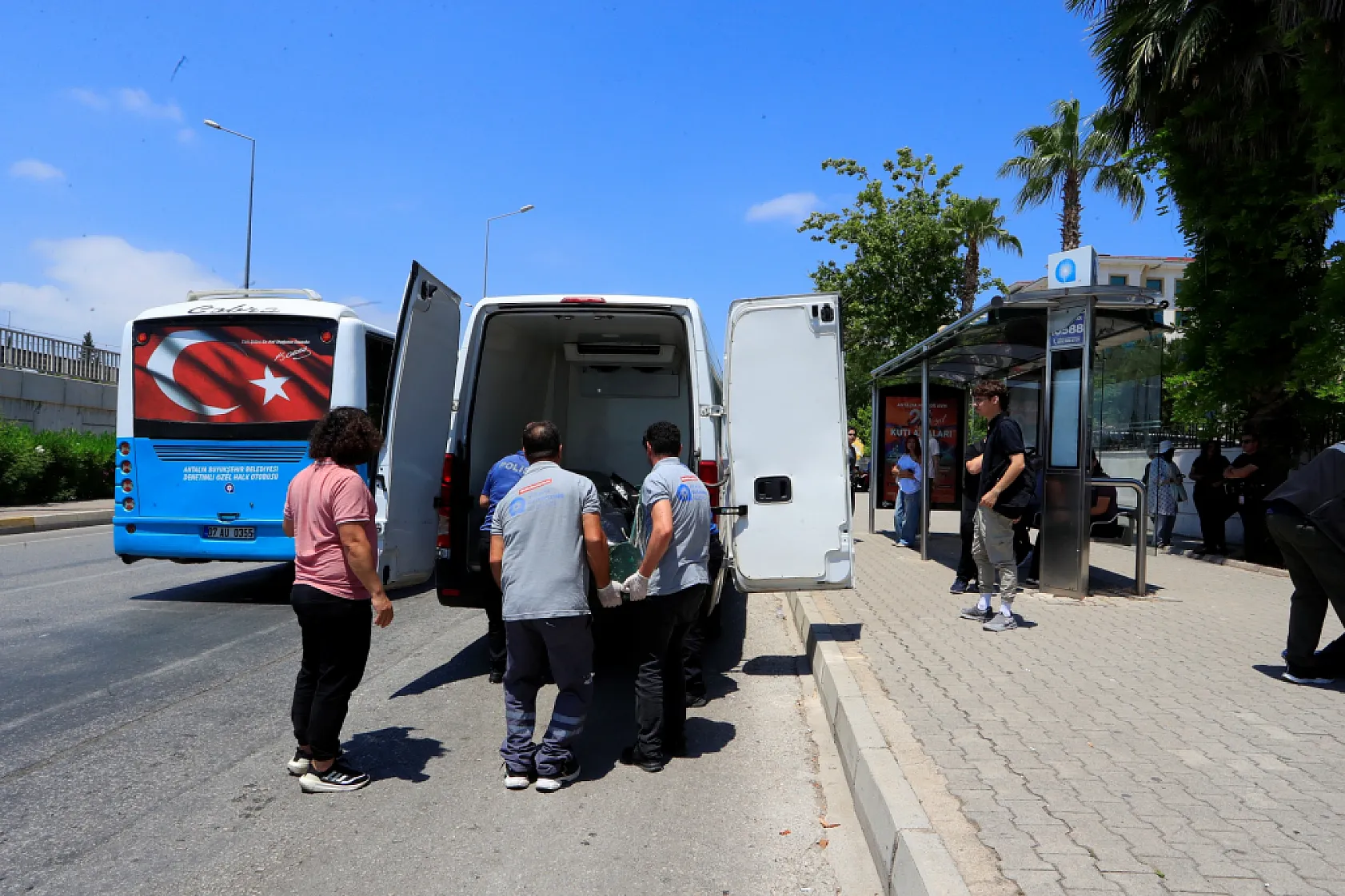 Otobüs durağındaki bankta ölü bulundu