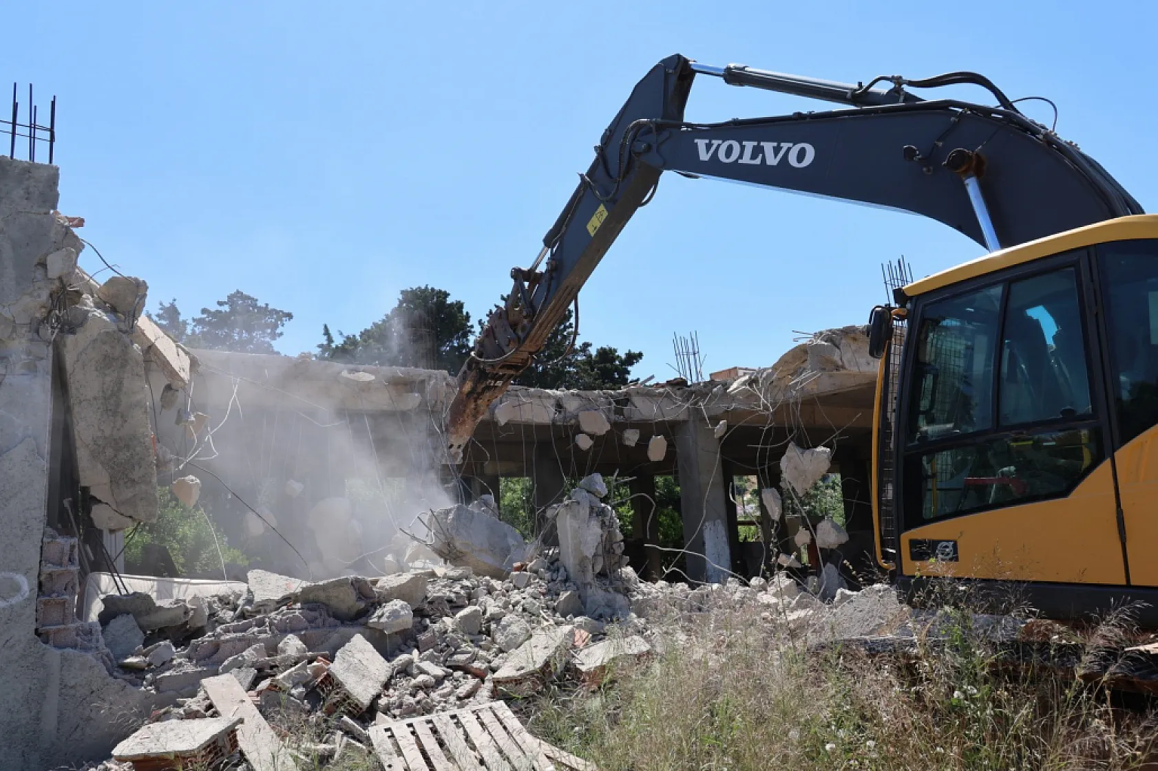 Bodrum'da 45 kaçak yapı yıkıldı