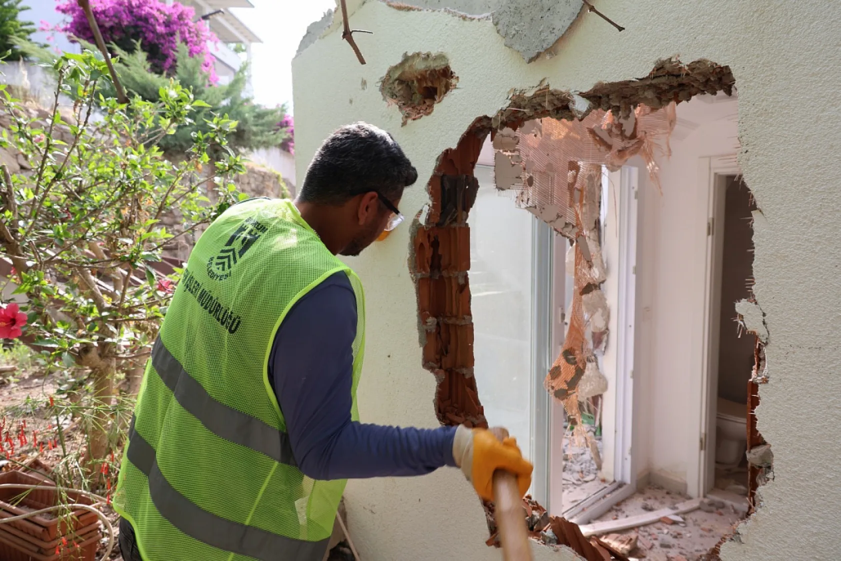 Bodrum'da 45 kaçak yapı yıkıldı