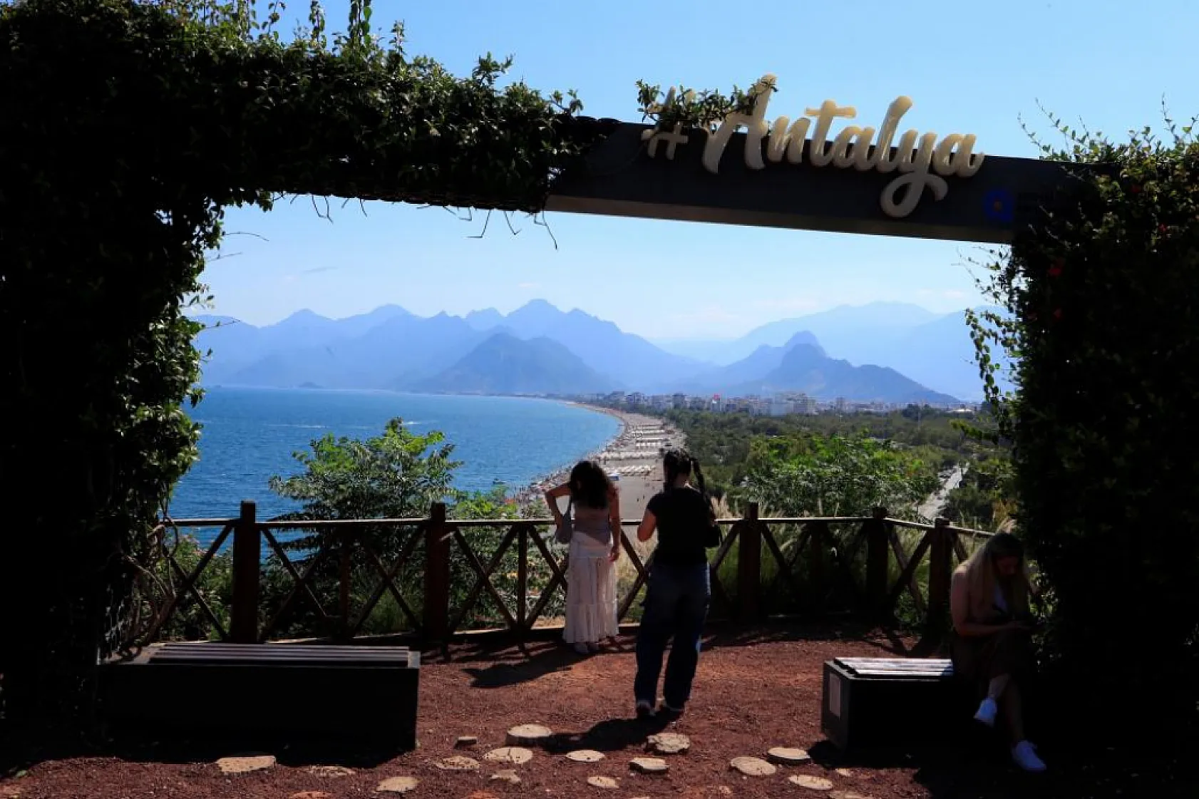 Antalya'da termometreler 41 dereceyi gösterdi, hissedilen sıcaklık bunalttı
