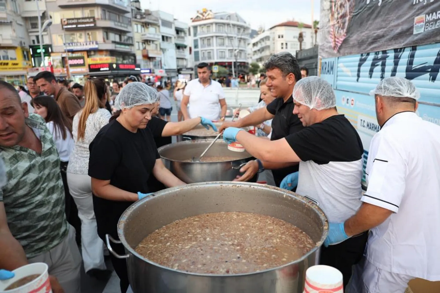 Marmaris Belediyesi'nden 2 bin kişilik aşure hayrı